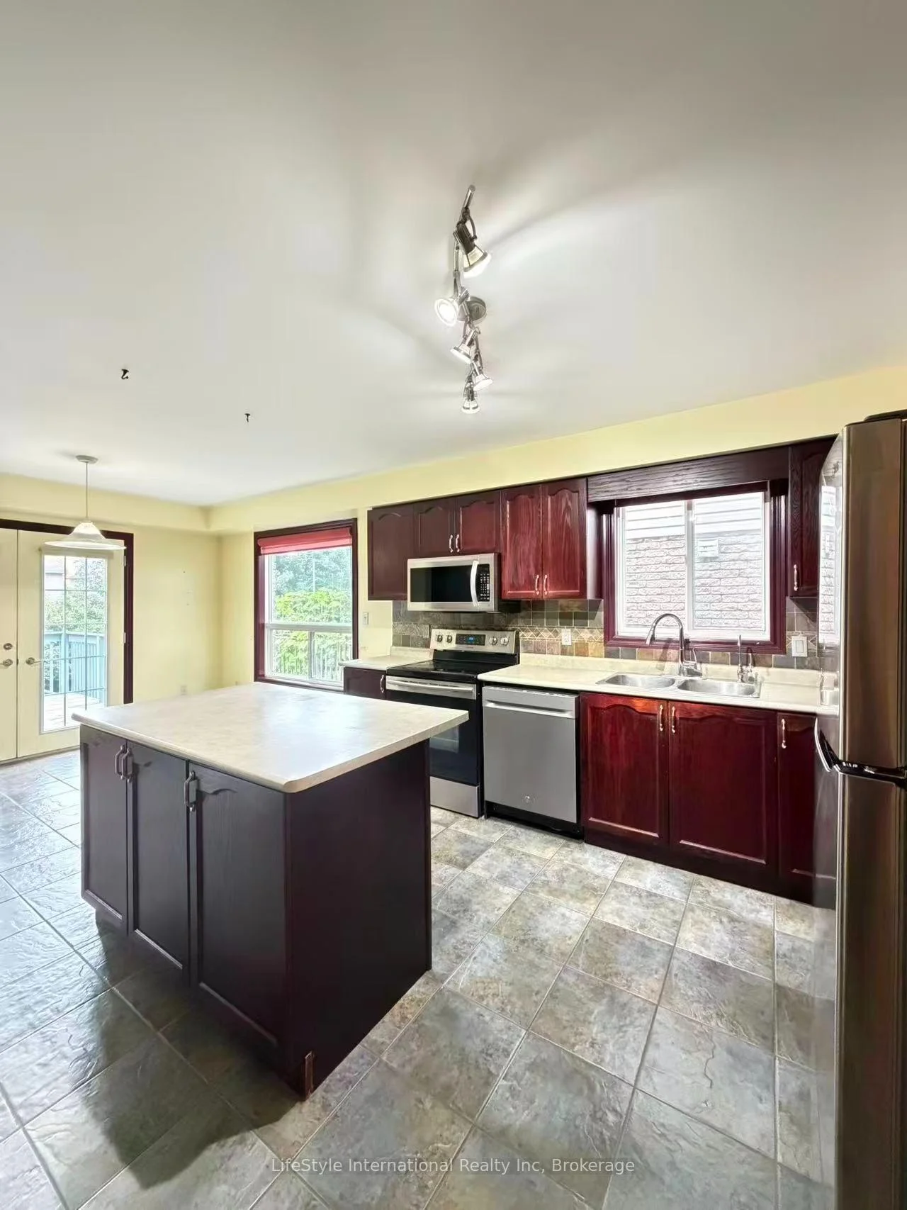 Photo 60 of Unit Main Unit, 16 Lynch Circle, Guelph, Pineridge/Westminster Woods — HOMEH