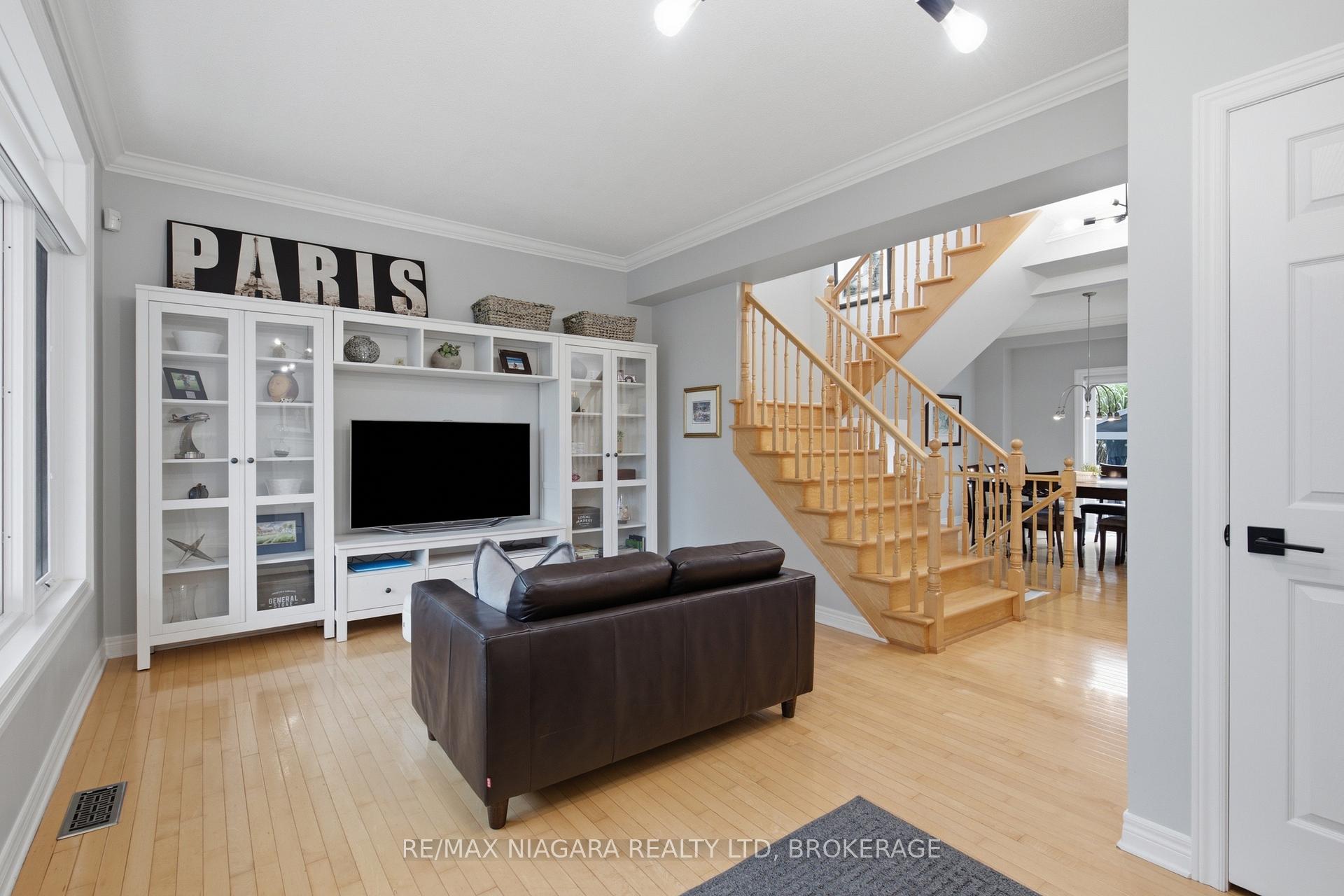 Photo 9 of 15 Cozocar Crescent, St. Catharines, Rykert/Vansickle — HOMEH