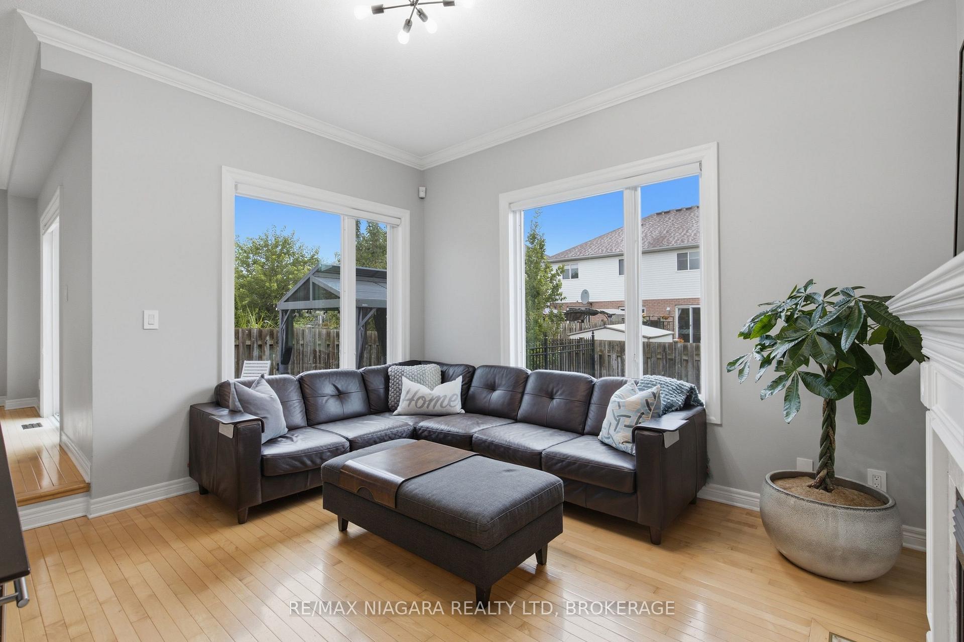 Photo 4 of 15 Cozocar Crescent, St. Catharines, Rykert/Vansickle — HOMEH