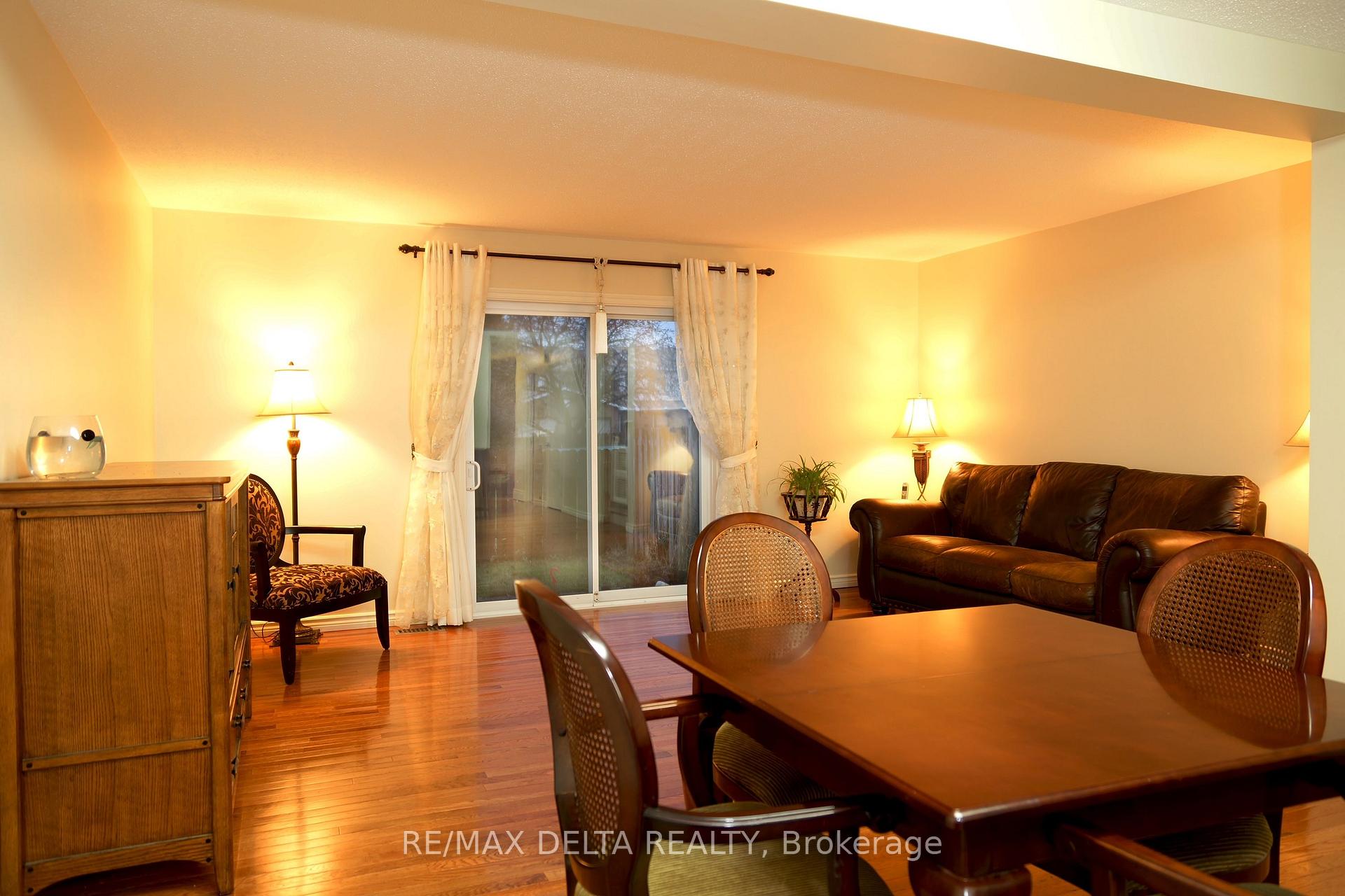 Photo 3 of 341 Kennedy Lane E, Ottawa, Bilberry Creek/Queenswood Heights — HOMEH