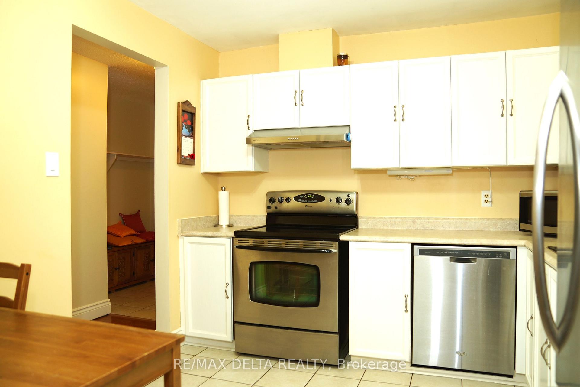Photo 4 of 341 Kennedy Lane E, Ottawa, Bilberry Creek/Queenswood Heights — HOMEH