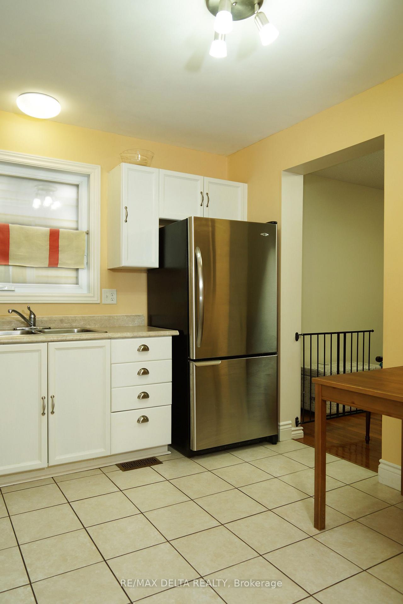 Photo 5 of 341 Kennedy Lane E, Ottawa, Bilberry Creek/Queenswood Heights — HOMEH