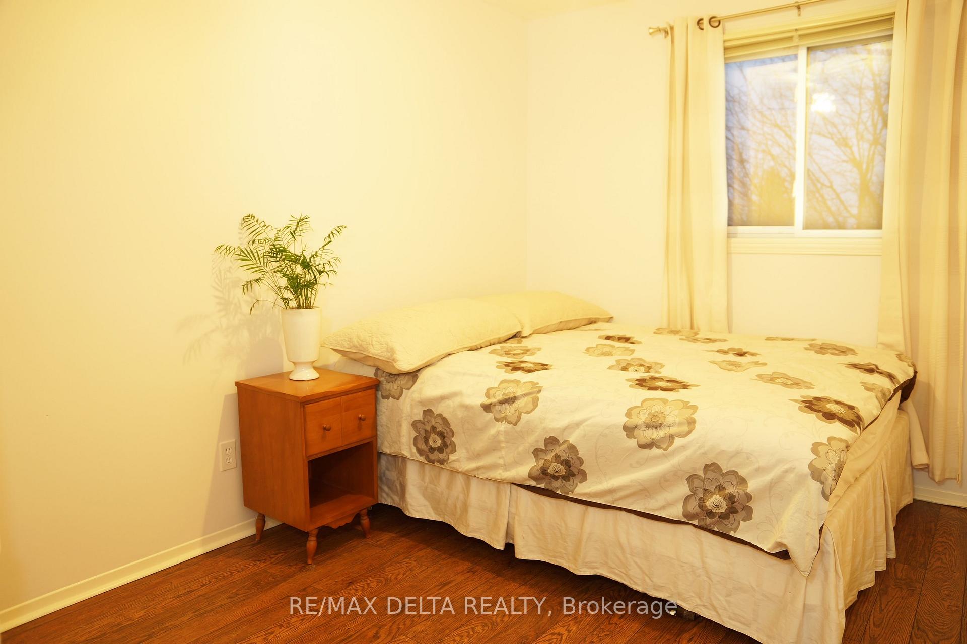 Photo 8 of 341 Kennedy Lane E, Ottawa, Bilberry Creek/Queenswood Heights — HOMEH