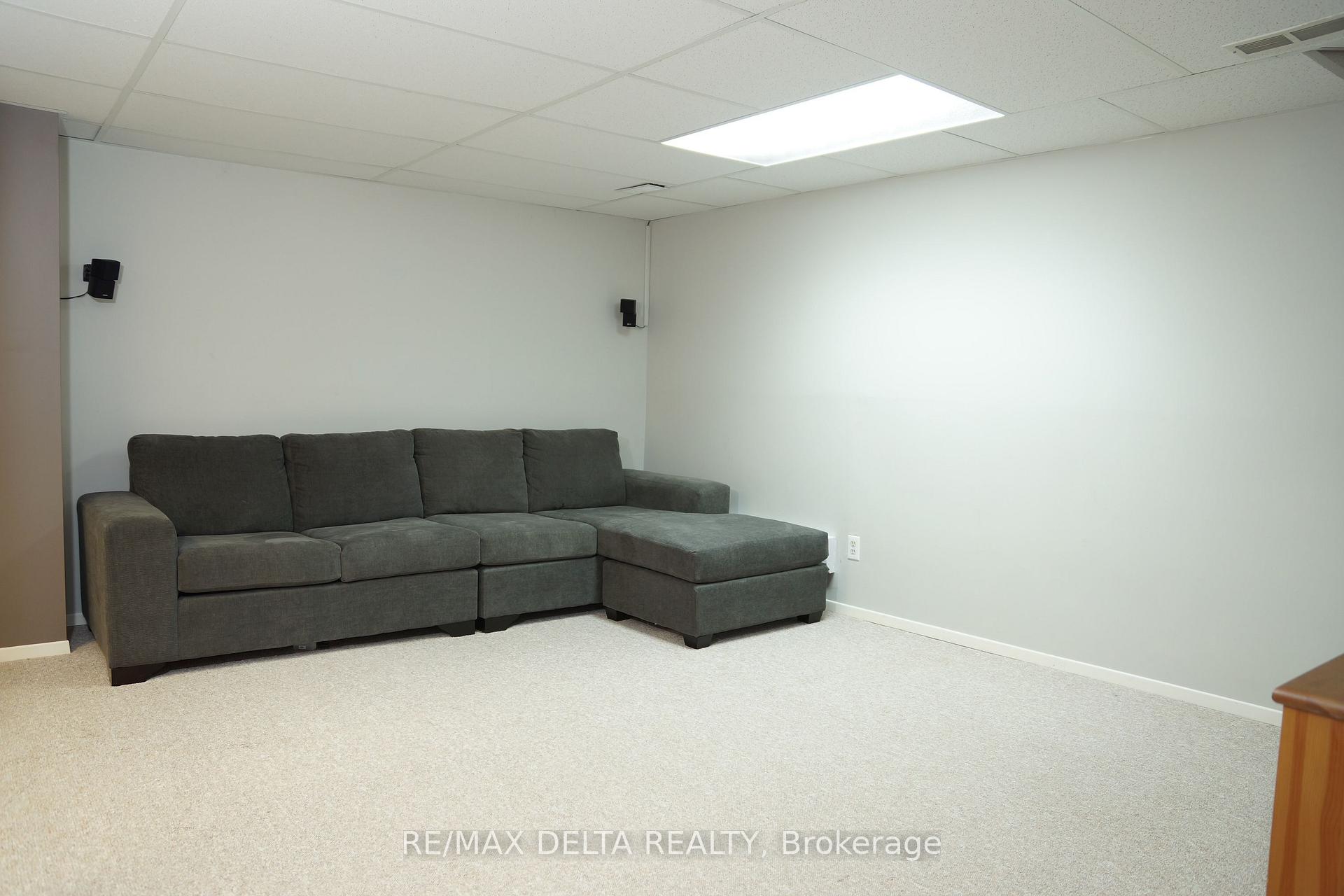Photo 12 of 341 Kennedy Lane E, Ottawa, Bilberry Creek/Queenswood Heights — HOMEH