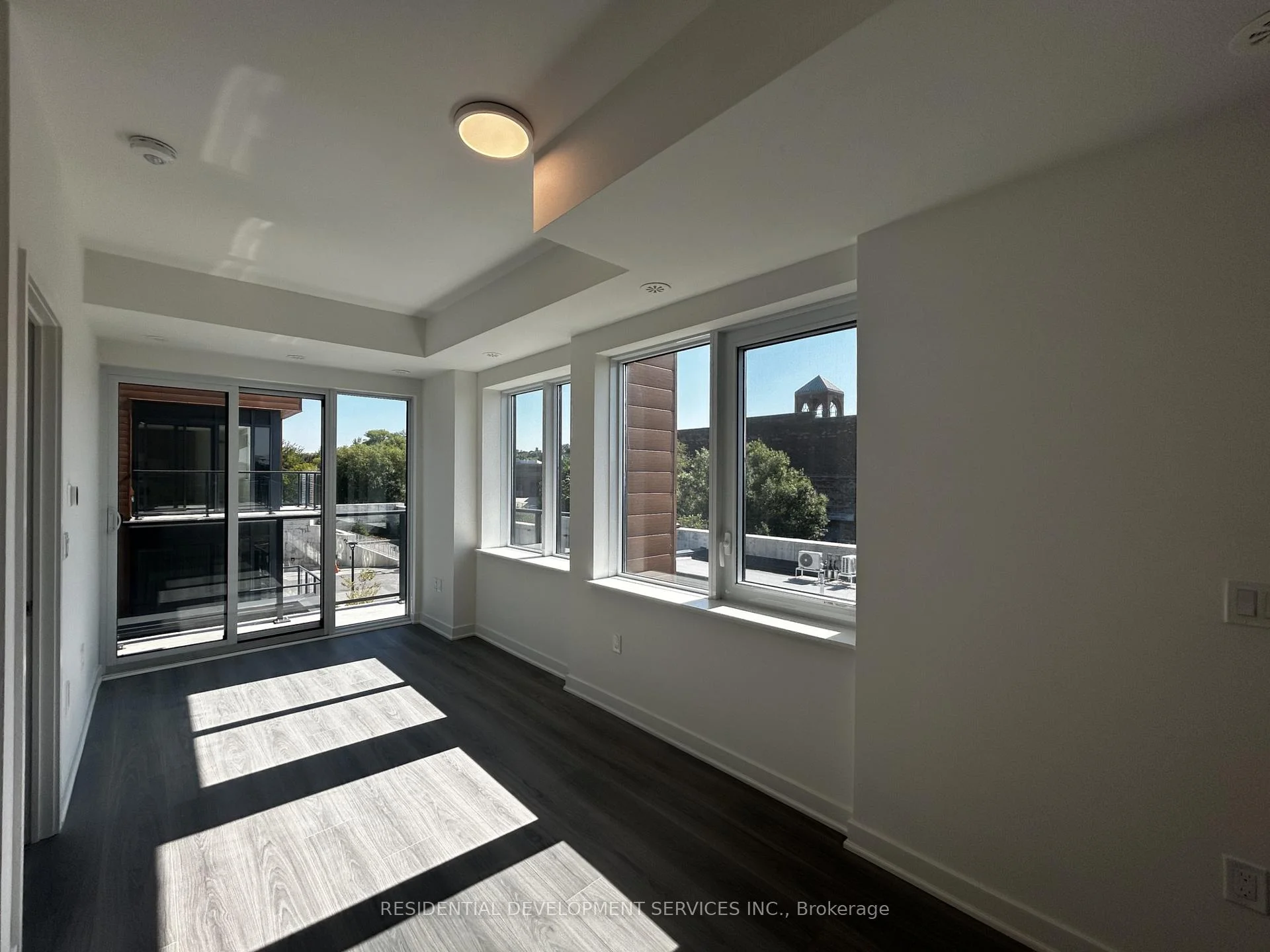 Photo 2 of 69 Curlew Drive, North York, Parkwoods-Donalda — HOMEH