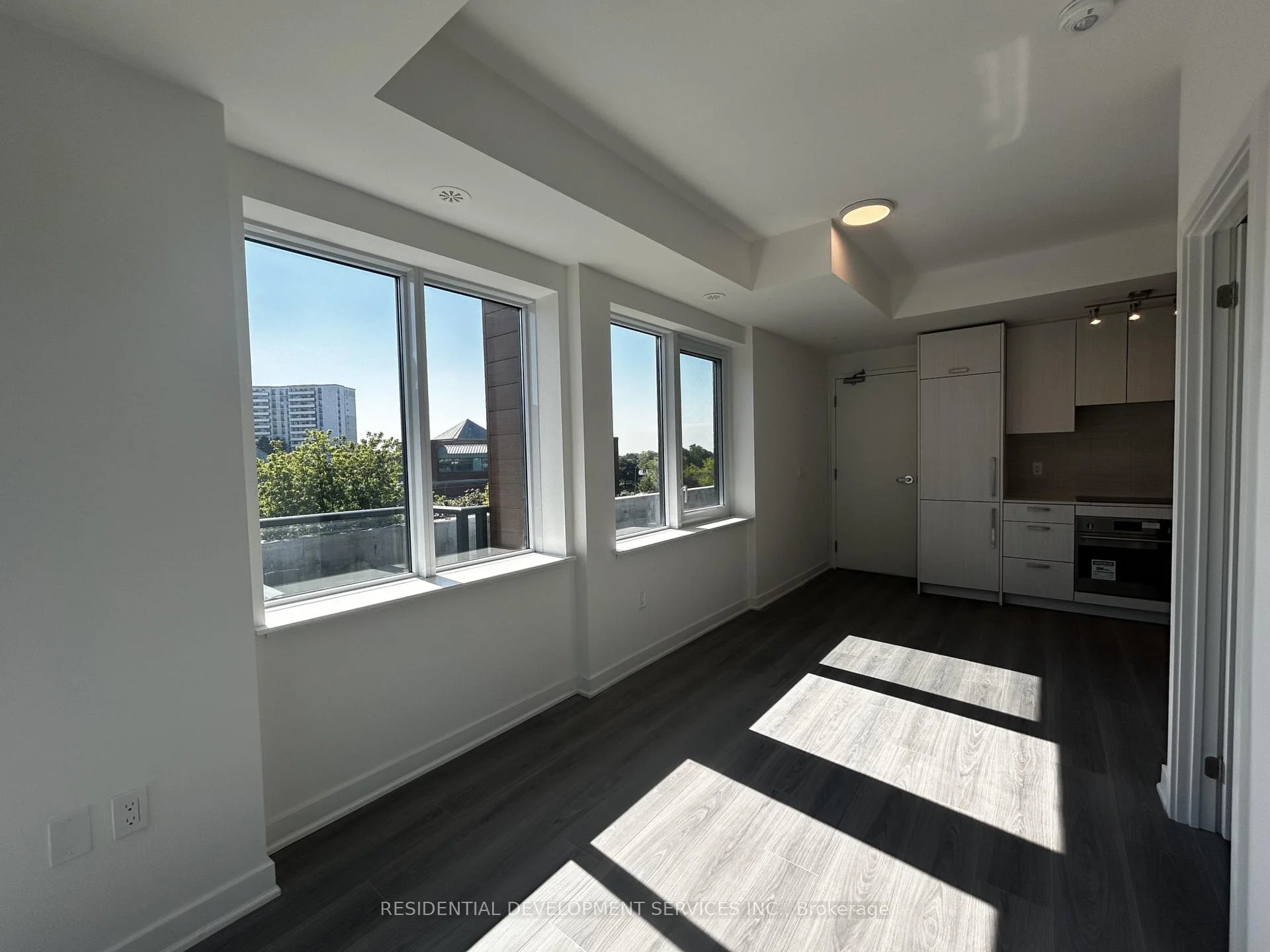 Photo 5 of 69 Curlew Drive, North York, Parkwoods-Donalda — HOMEH