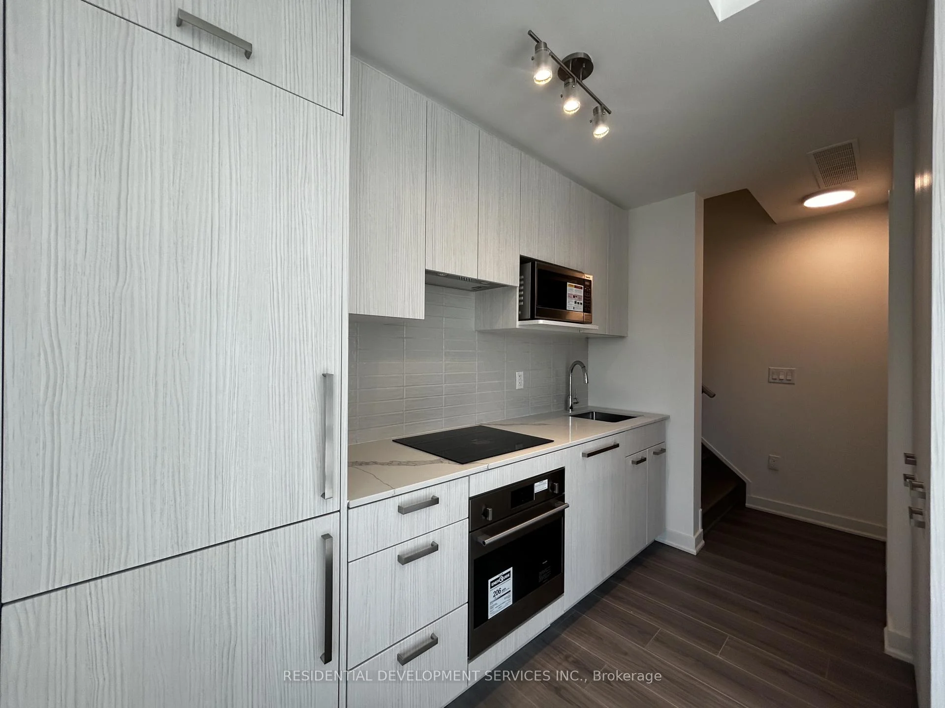 Photo 8 of 69 Curlew Drive, North York, Parkwoods-Donalda — HOMEH