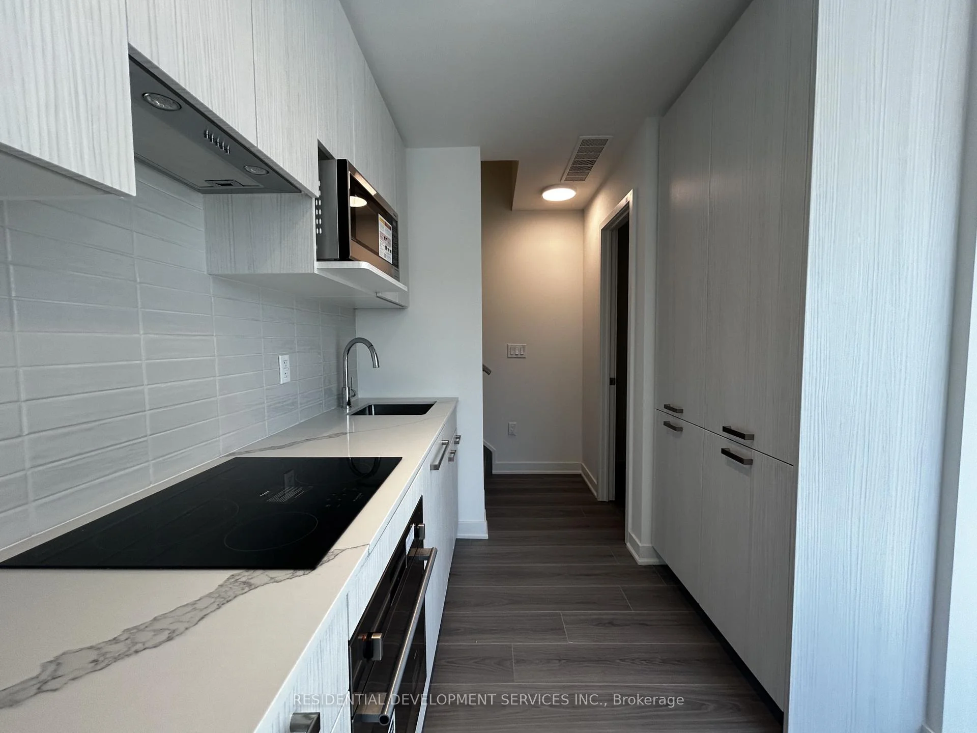 Photo 9 of 69 Curlew Drive, North York, Parkwoods-Donalda — HOMEH