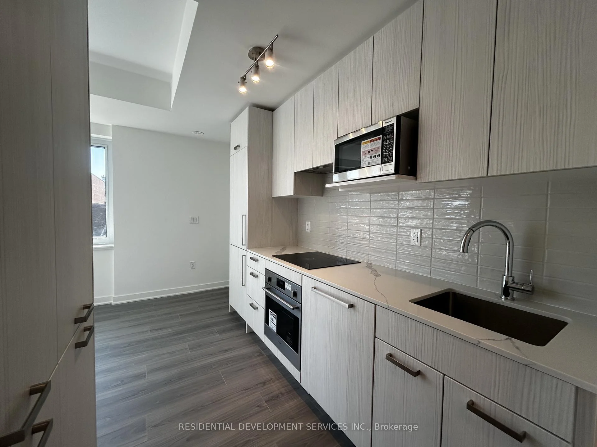 Photo 10 of 69 Curlew Drive, North York, Parkwoods-Donalda — HOMEH