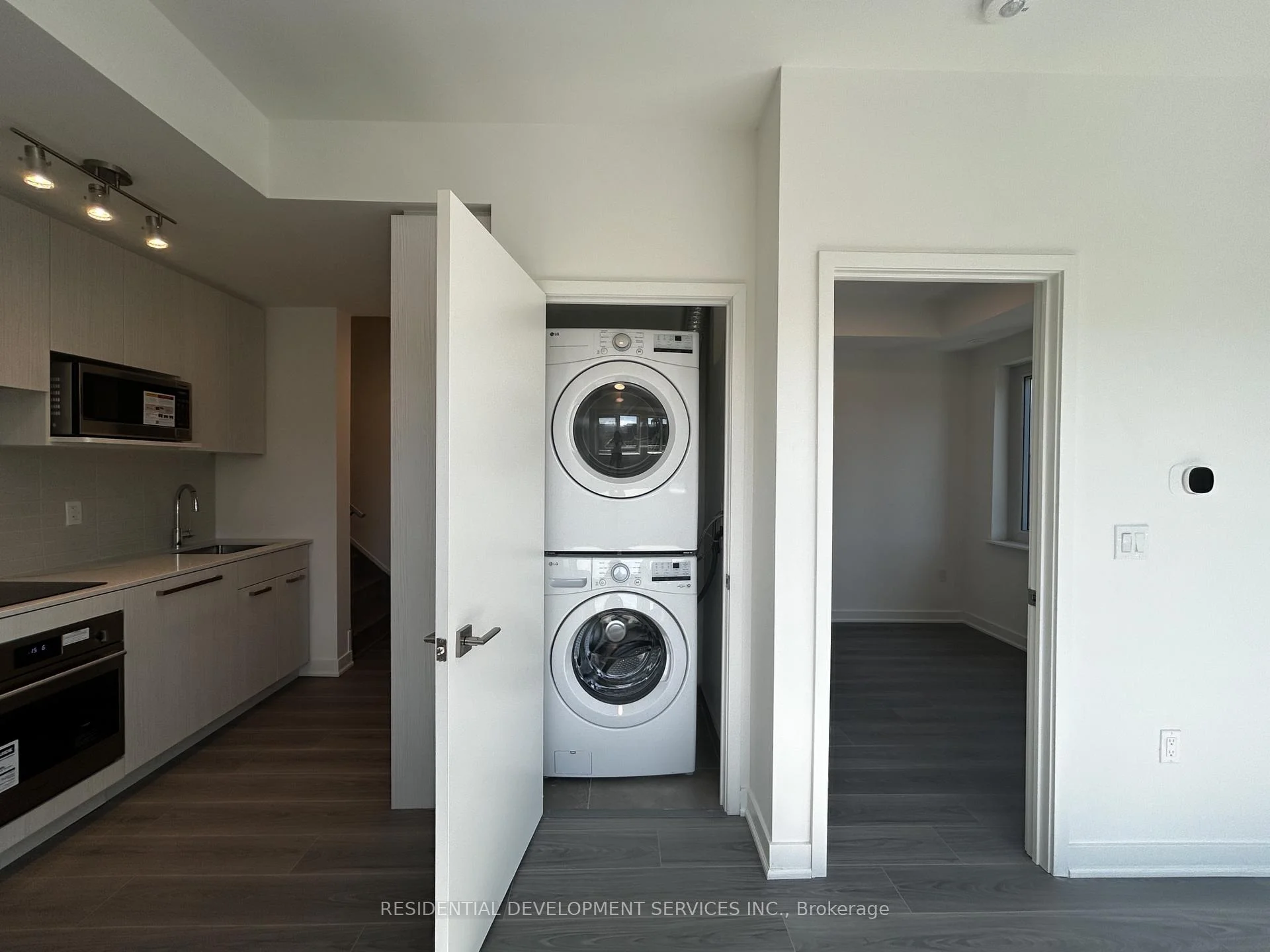 Photo 11 of 69 Curlew Drive, North York, Parkwoods-Donalda — HOMEH