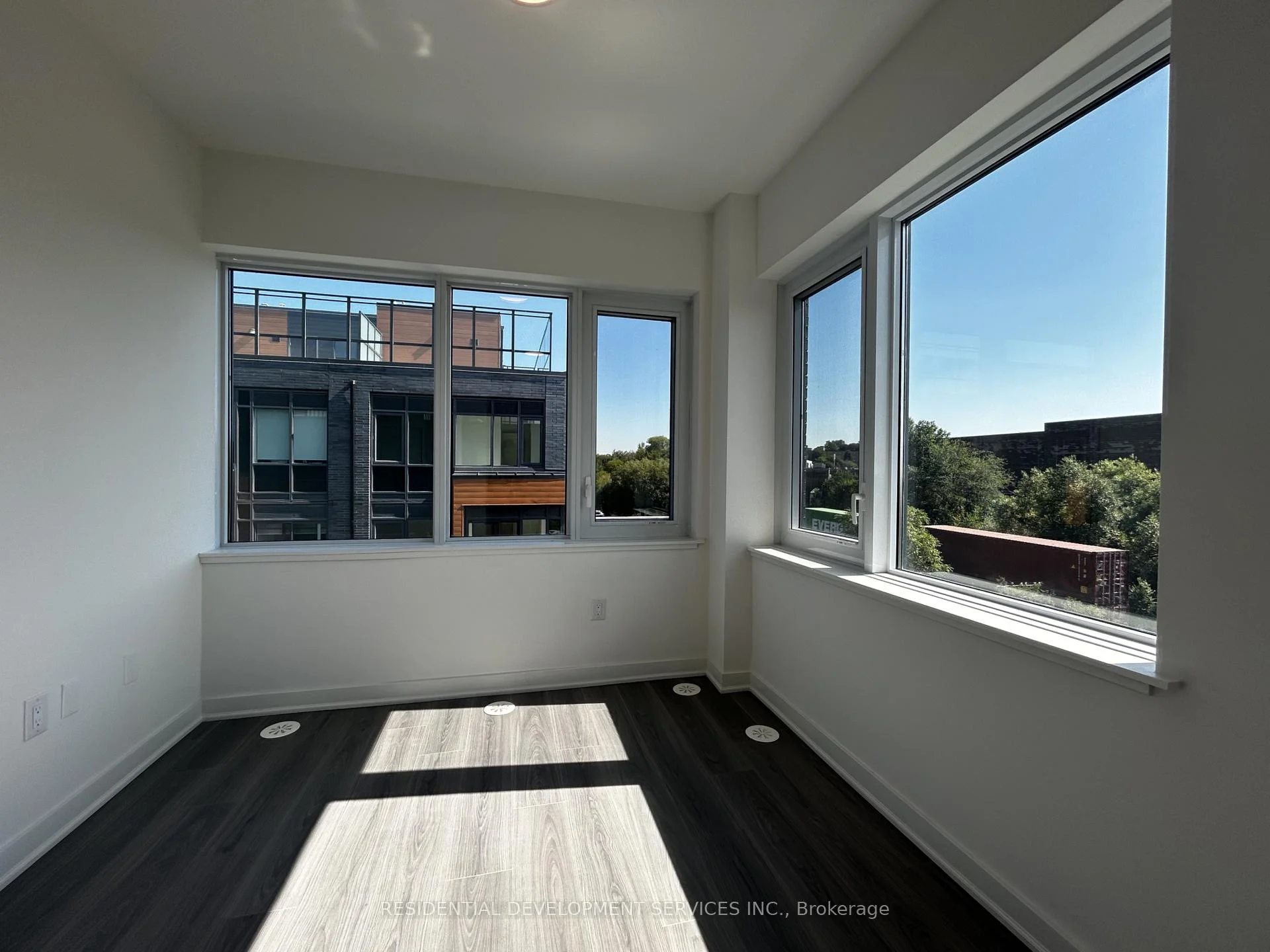 Photo 14 of 69 Curlew Drive, North York, Parkwoods-Donalda — HOMEH