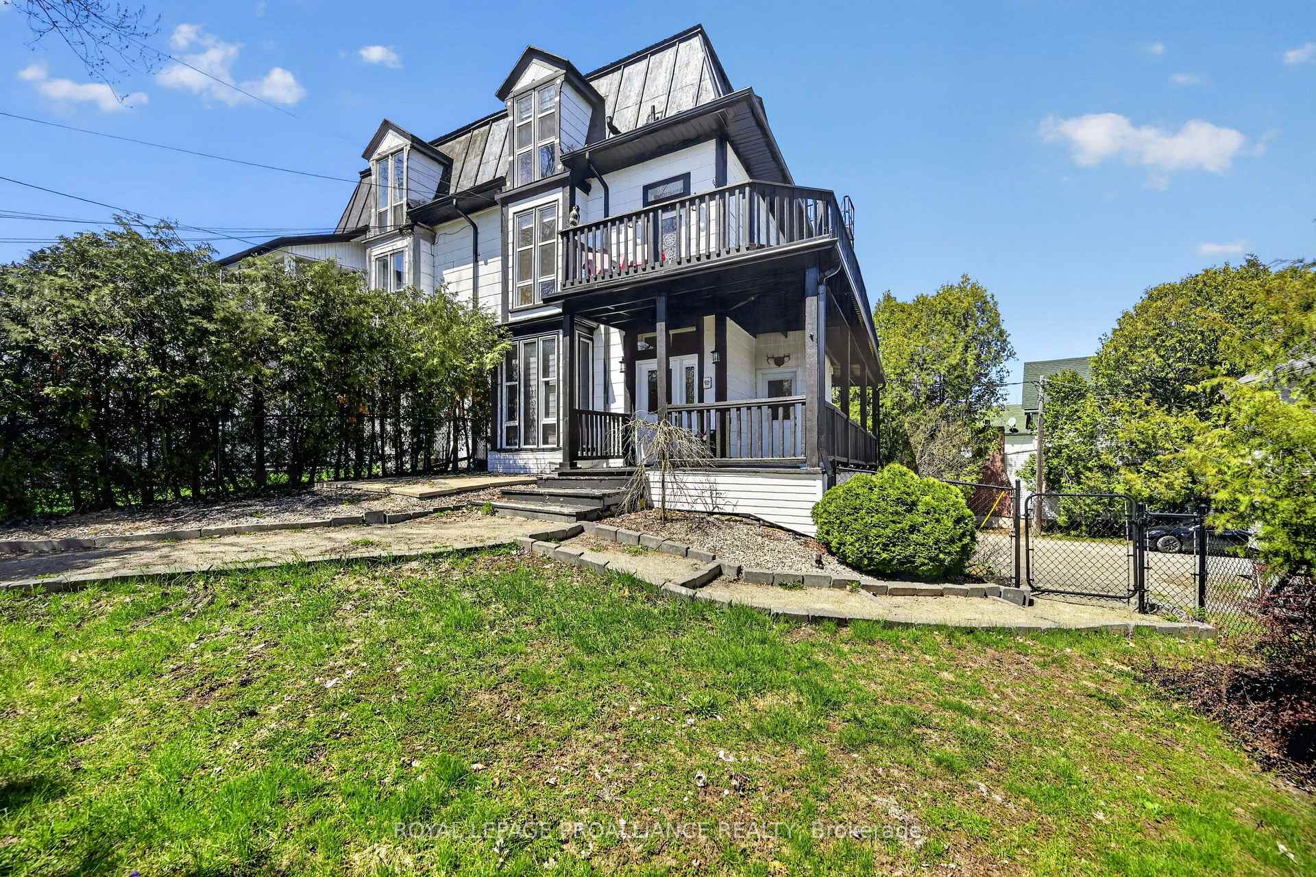 Photo of 372 King Street W