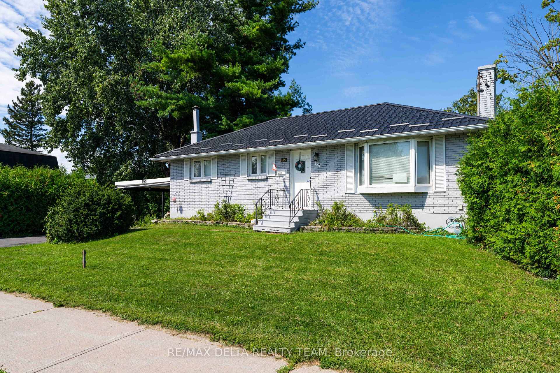 Photo 4 of 109 Meadowlands Drive W, Ottawa, Meadowlands/St. Claire Gardens — HOMEH