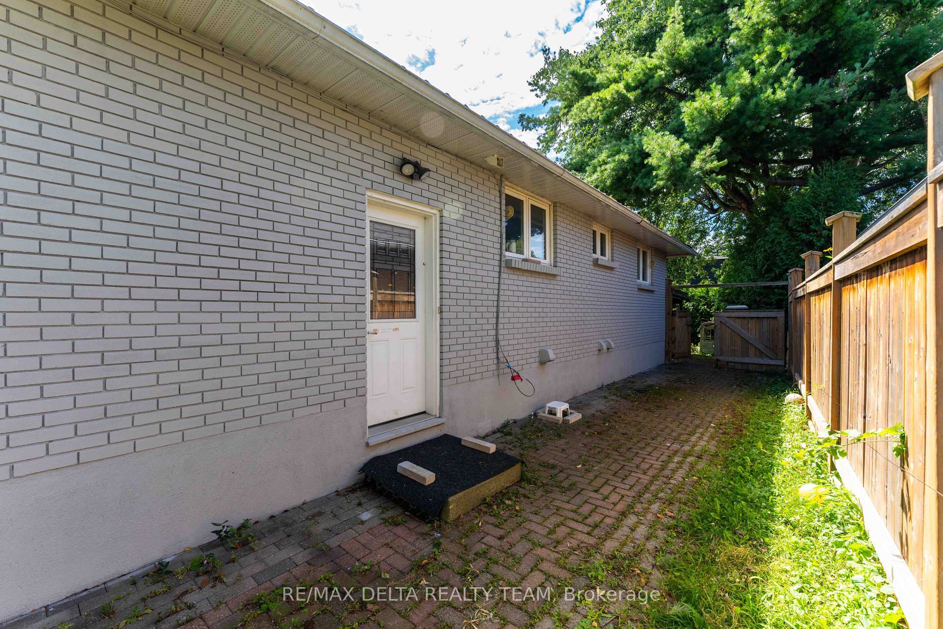 Photo 10 of 109 Meadowlands Drive W, Ottawa, Meadowlands/St. Claire Gardens — HOMEH