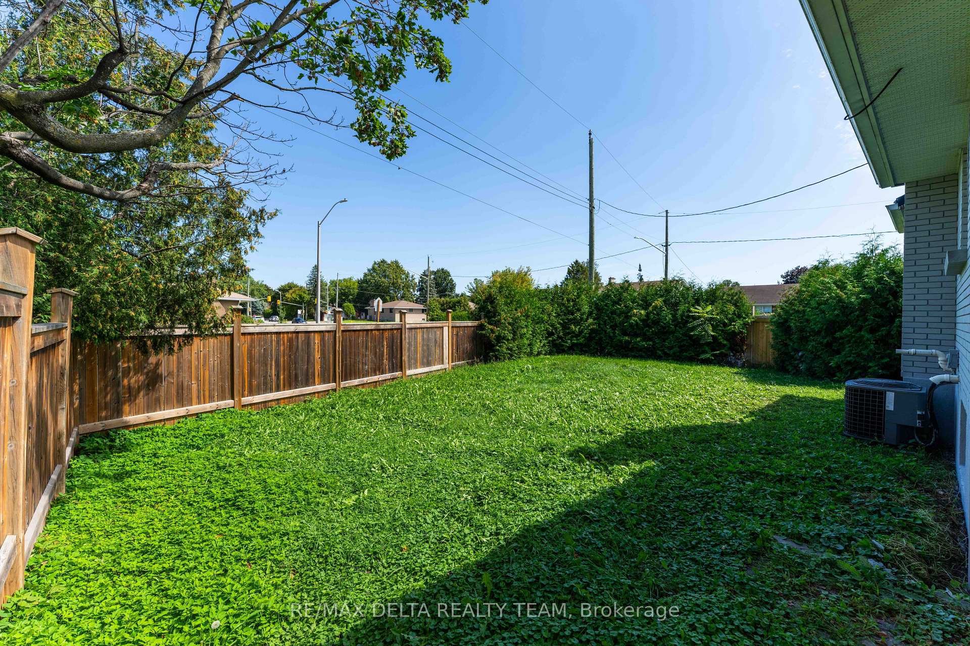 Photo 11 of 109 Meadowlands Drive W, Ottawa, Meadowlands/St. Claire Gardens — HOMEH