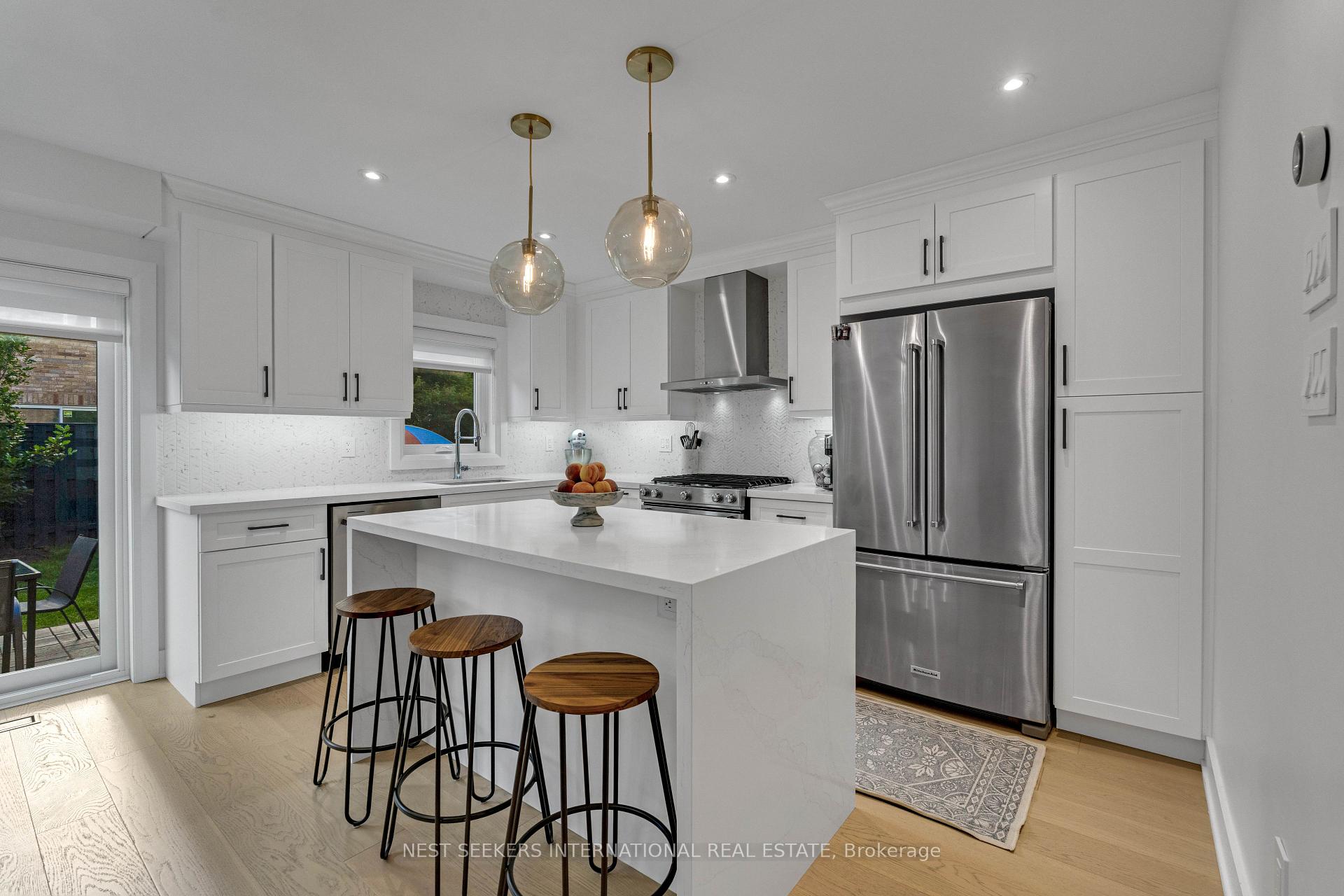 Photo 4 of 233 Venice Gate Drive, Vaughan, Vellore Village — HOMEH