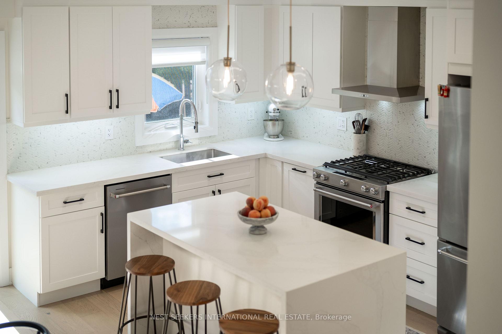 Photo 5 of 233 Venice Gate Drive, Vaughan, Vellore Village — HOMEH