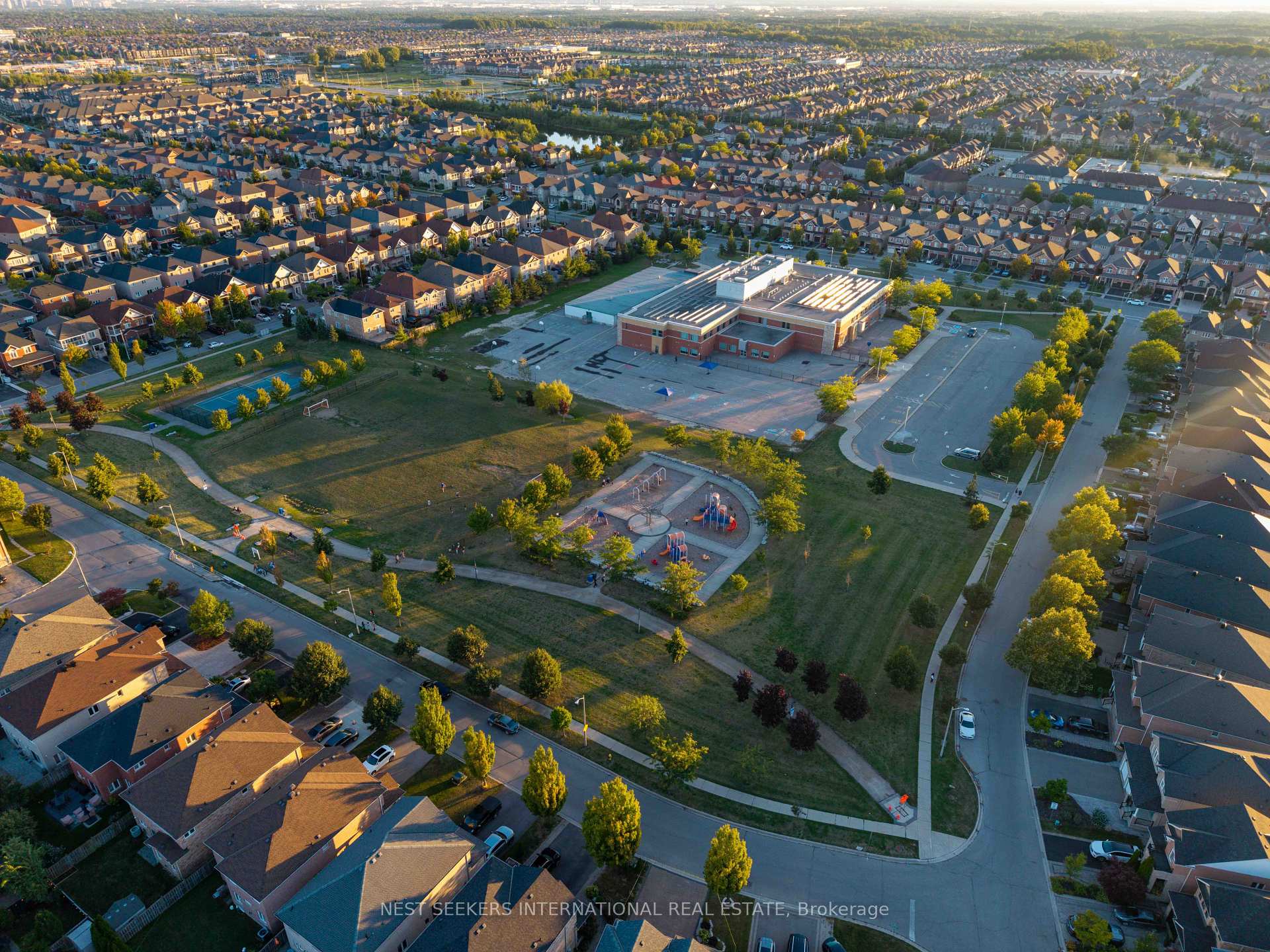 Photo 24 of 233 Venice Gate Drive, Vaughan, Vellore Village — HOMEH