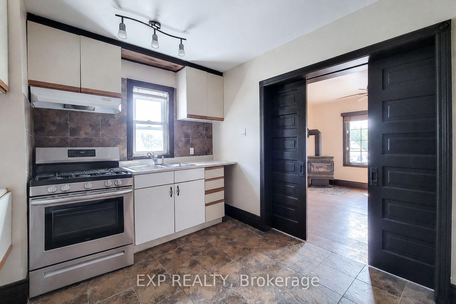 Photo 8 of Unit Upper, 6133 Prospect Street, Niagara Falls, Hospital — HOMEH
