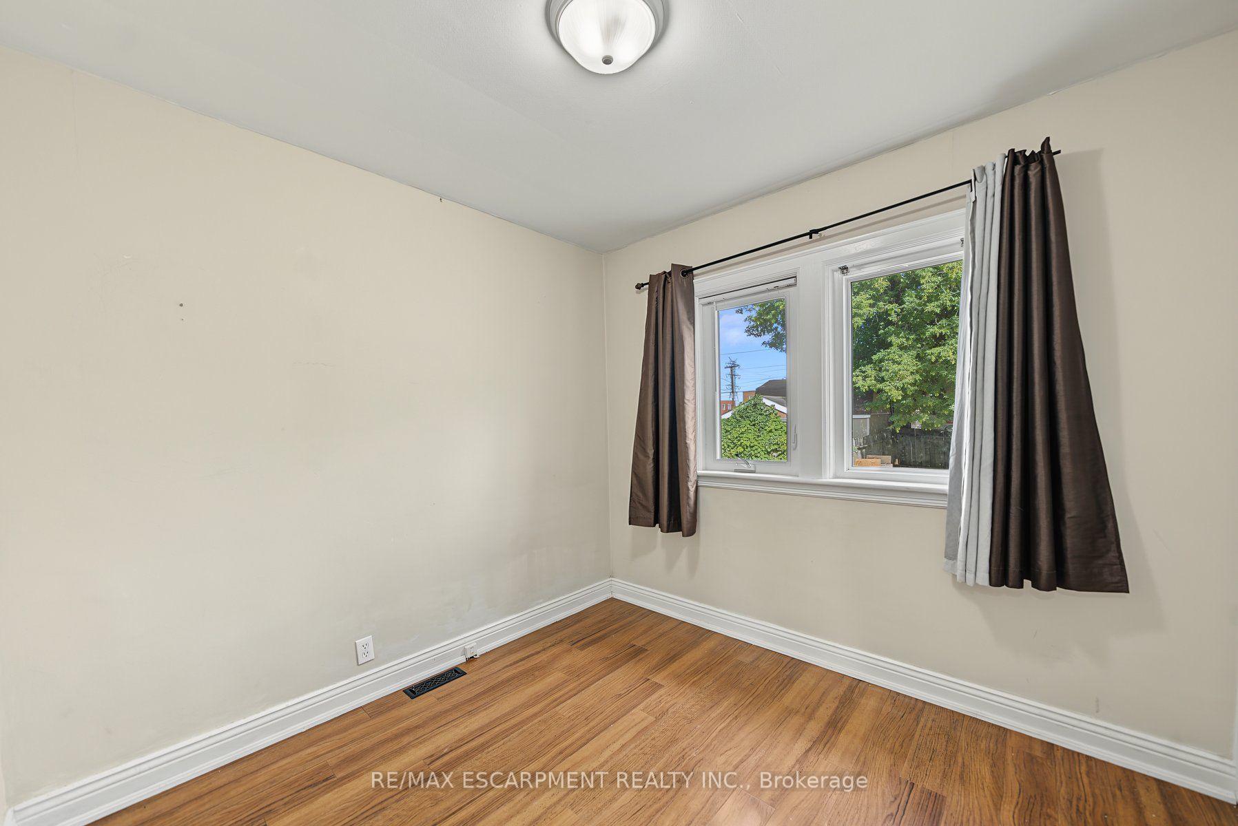 Photo 10 of 270 Weir Street N, Hamilton, Homeside — HOMEH