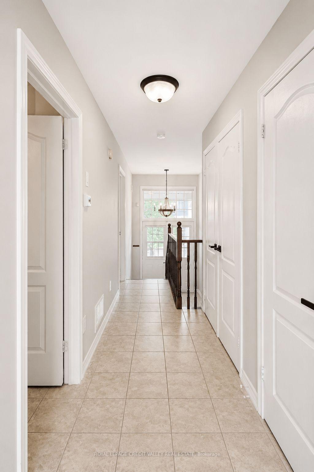 Photo 4 of 29 Counsellor Terrace, Barrie, Innis-Shore — HOMEH
