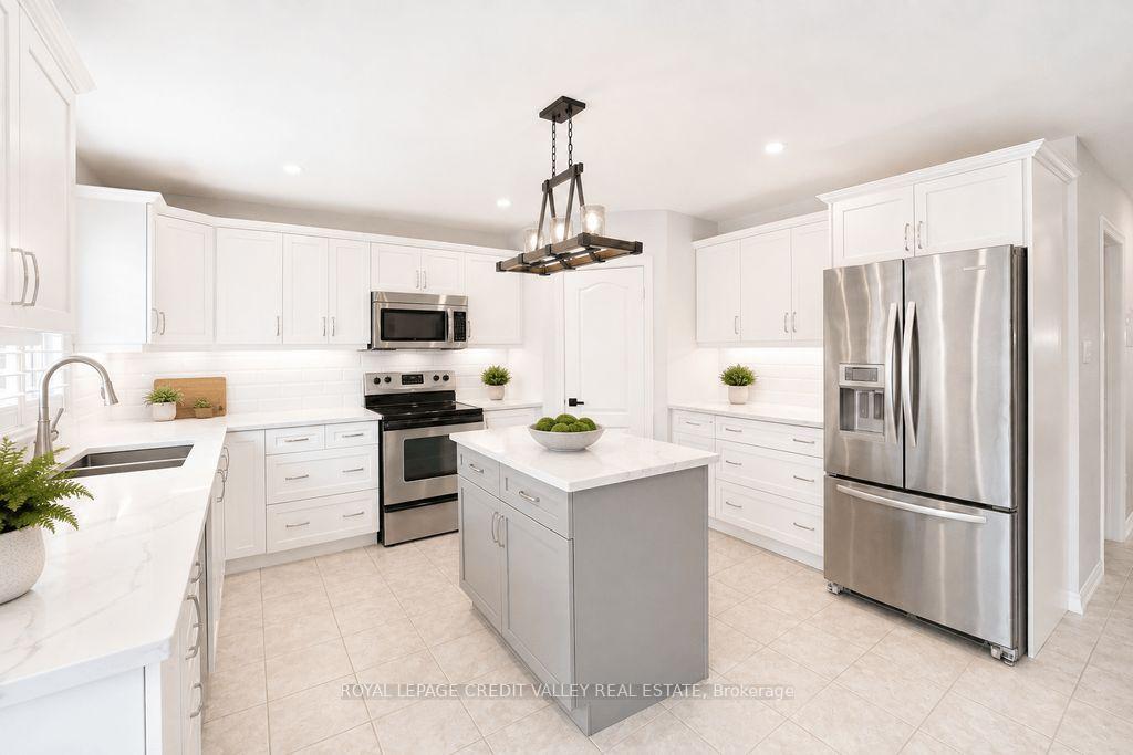 Photo 5 of 29 Counsellor Terrace, Barrie, Innis-Shore — HOMEH