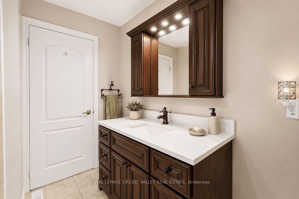 Photo 10 of 29 Counsellor Terrace, Barrie, Innis-Shore — HOMEH
