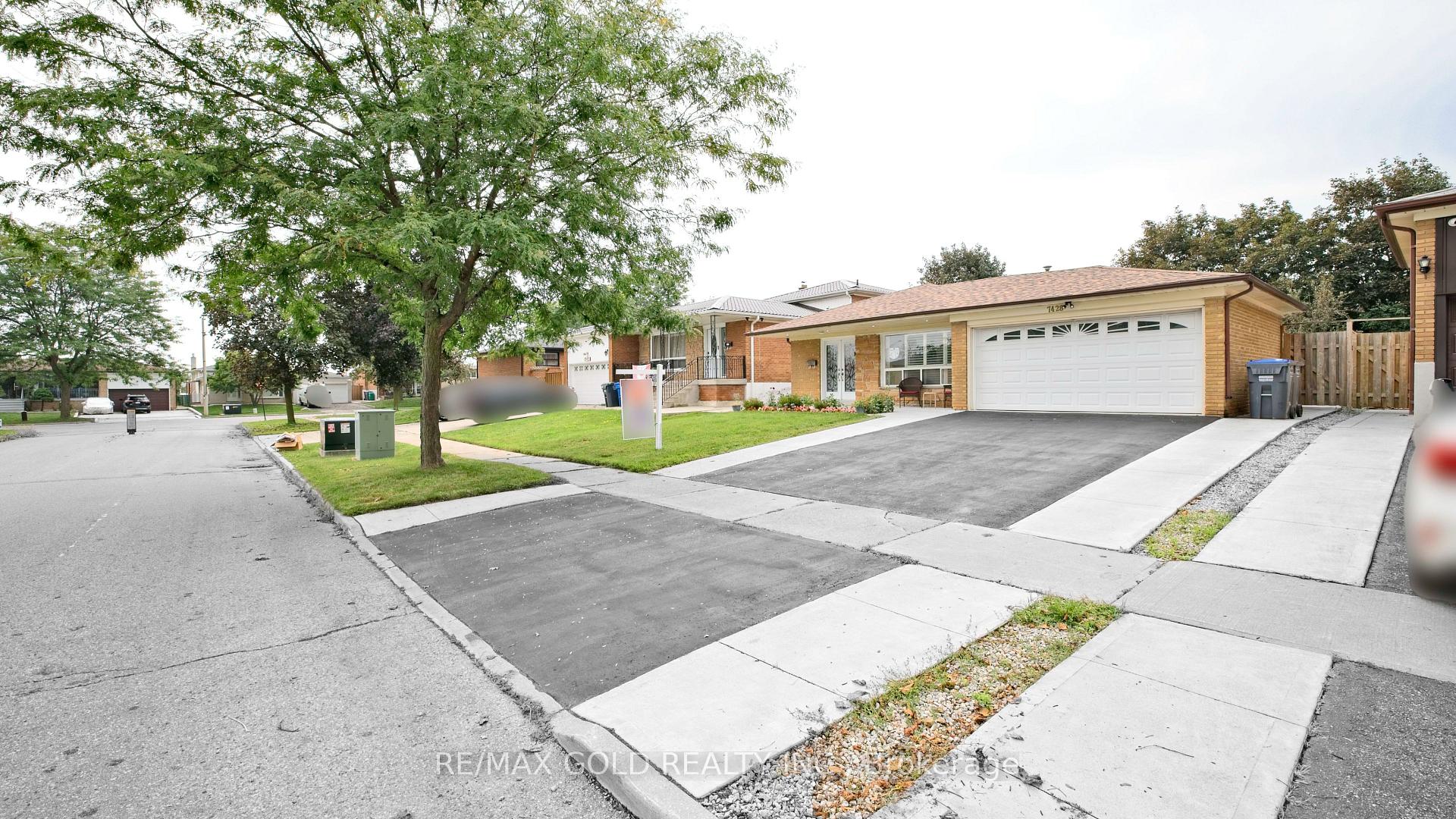 Photo 3 of 7428 Pickfair Drive, Mississauga, Malton — HOMEH