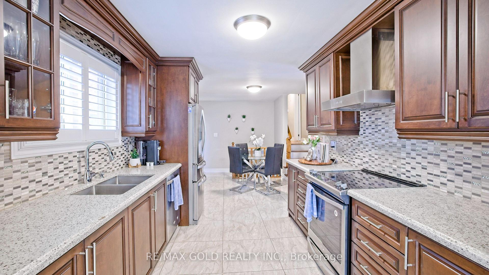 Photo 8 of 7428 Pickfair Drive, Mississauga, Malton — HOMEH