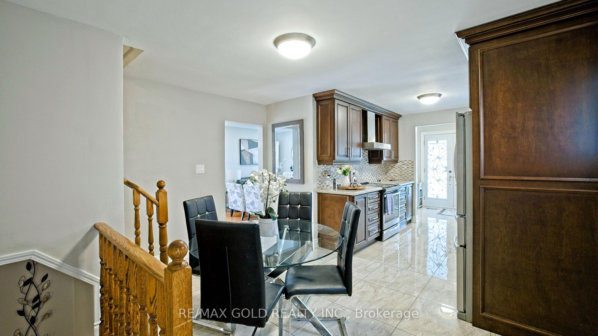 Photo 9 of 7428 Pickfair Drive, Mississauga, Malton — HOMEH