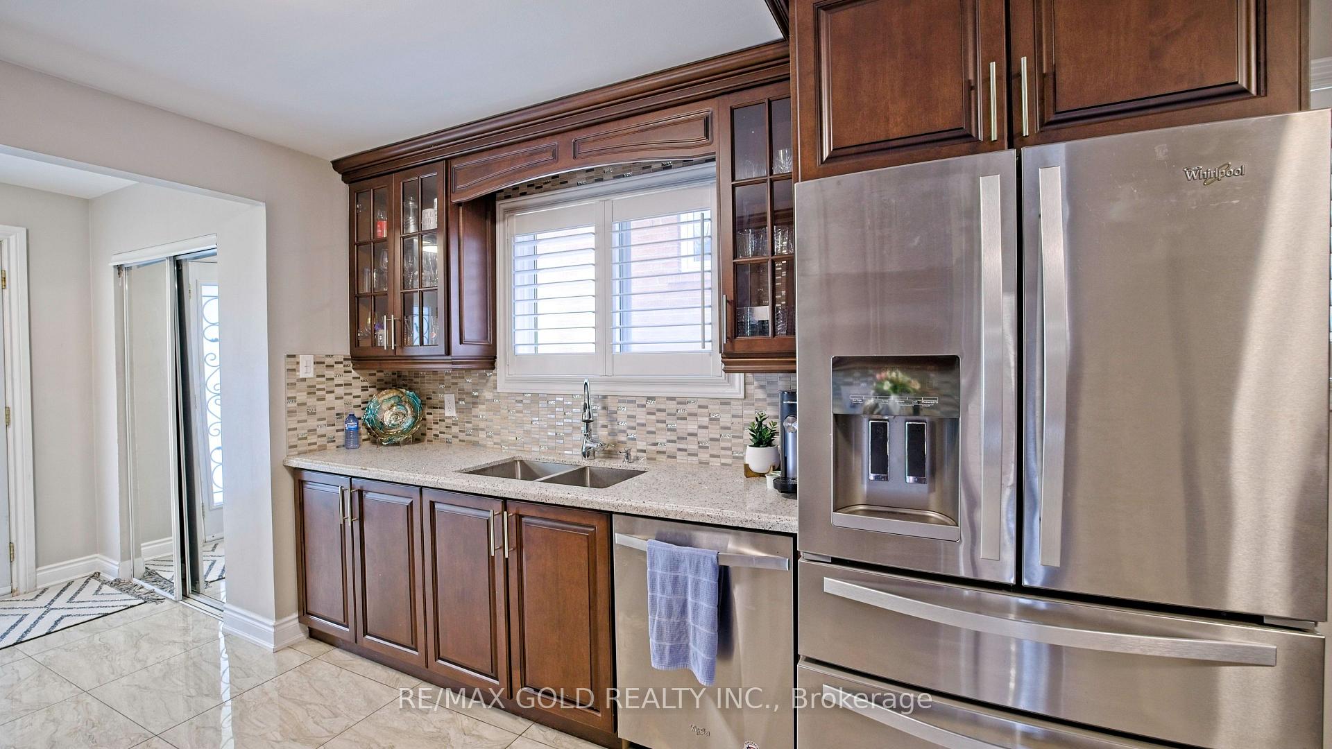 Photo 10 of 7428 Pickfair Drive, Mississauga, Malton — HOMEH