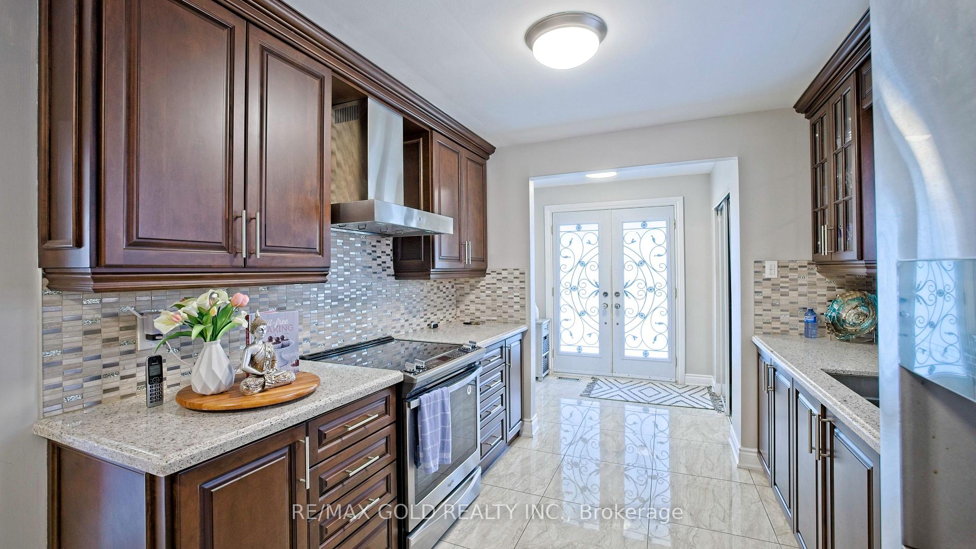 Photo 11 of 7428 Pickfair Drive, Mississauga, Malton — HOMEH