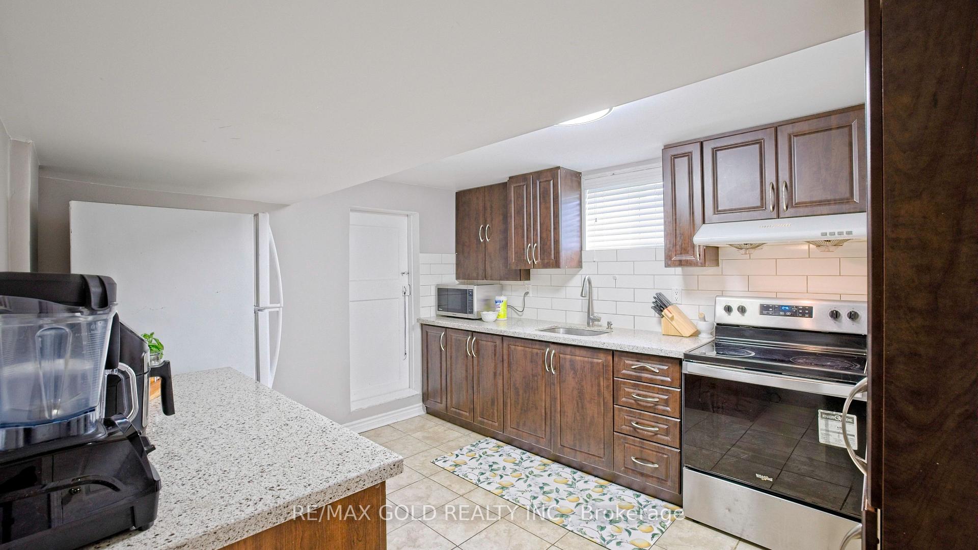 Photo 35 of 7428 Pickfair Drive, Mississauga, Malton — HOMEH