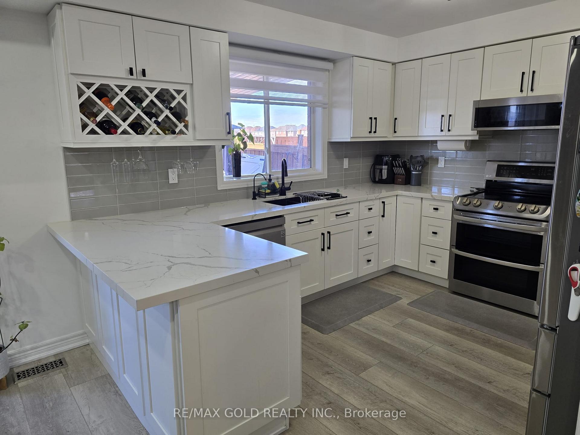 Photo 17 of 83 Emily Carr Crescent, Caledon, Bolton North — HOMEH