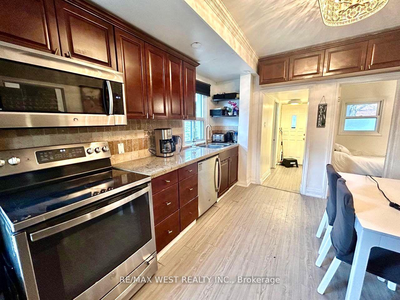 Photo 10 of 36 Fourteenth Street, Etobicoke, New Toronto — HOMEH