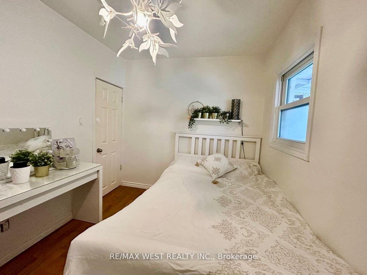 Photo 13 of 36 Fourteenth Street, Etobicoke, New Toronto — HOMEH