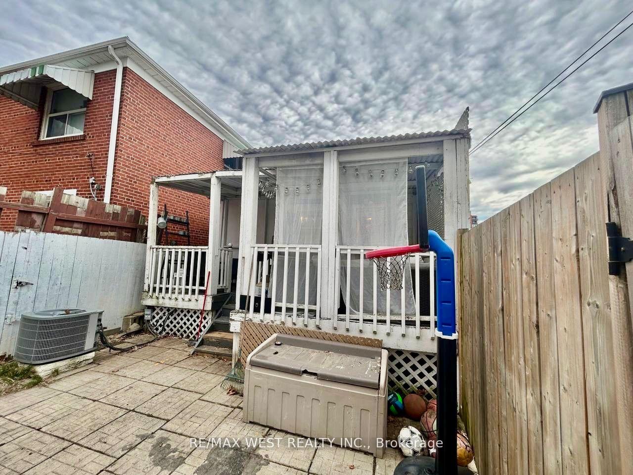 Photo 25 of 36 Fourteenth Street, Etobicoke, New Toronto — HOMEH
