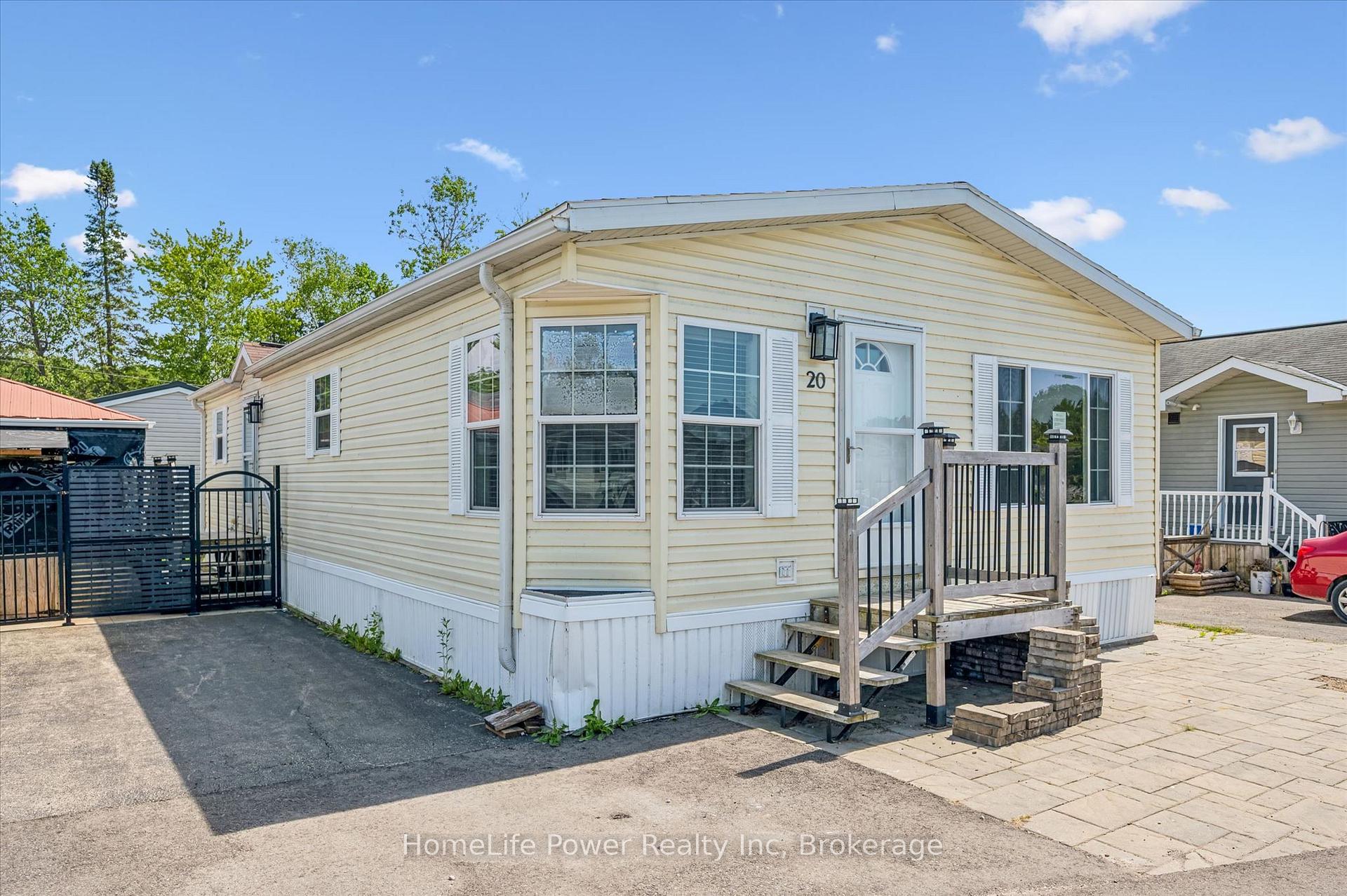 Photo 2 of 20 Elm Street, Puslinch, Rural Puslinch East — HOMEH