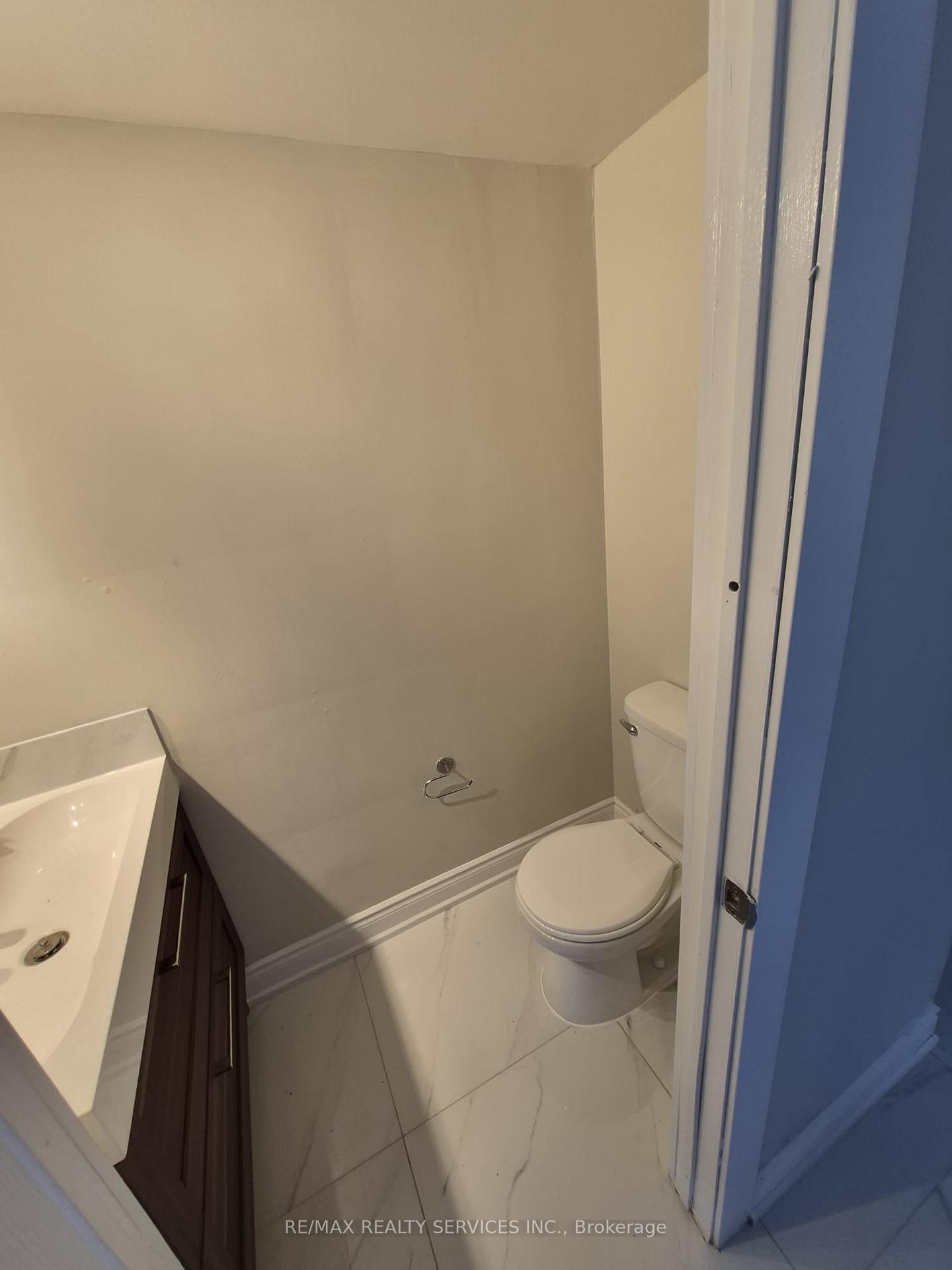 Photo 3 of 35 Jersey Avenue, Brampton, Brampton East — HOMEH