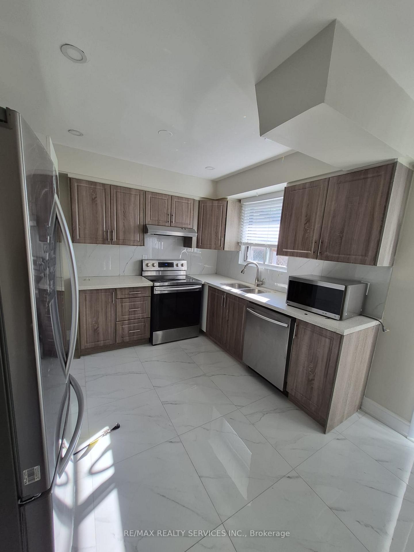 Photo 5 of 35 Jersey Avenue, Brampton, Brampton East — HOMEH