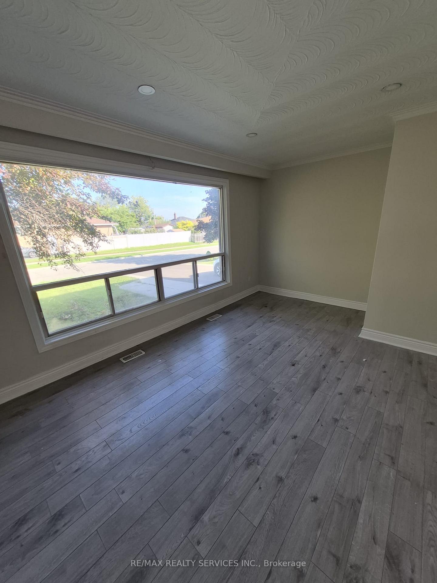 Photo 7 of 35 Jersey Avenue, Brampton, Brampton East — HOMEH
