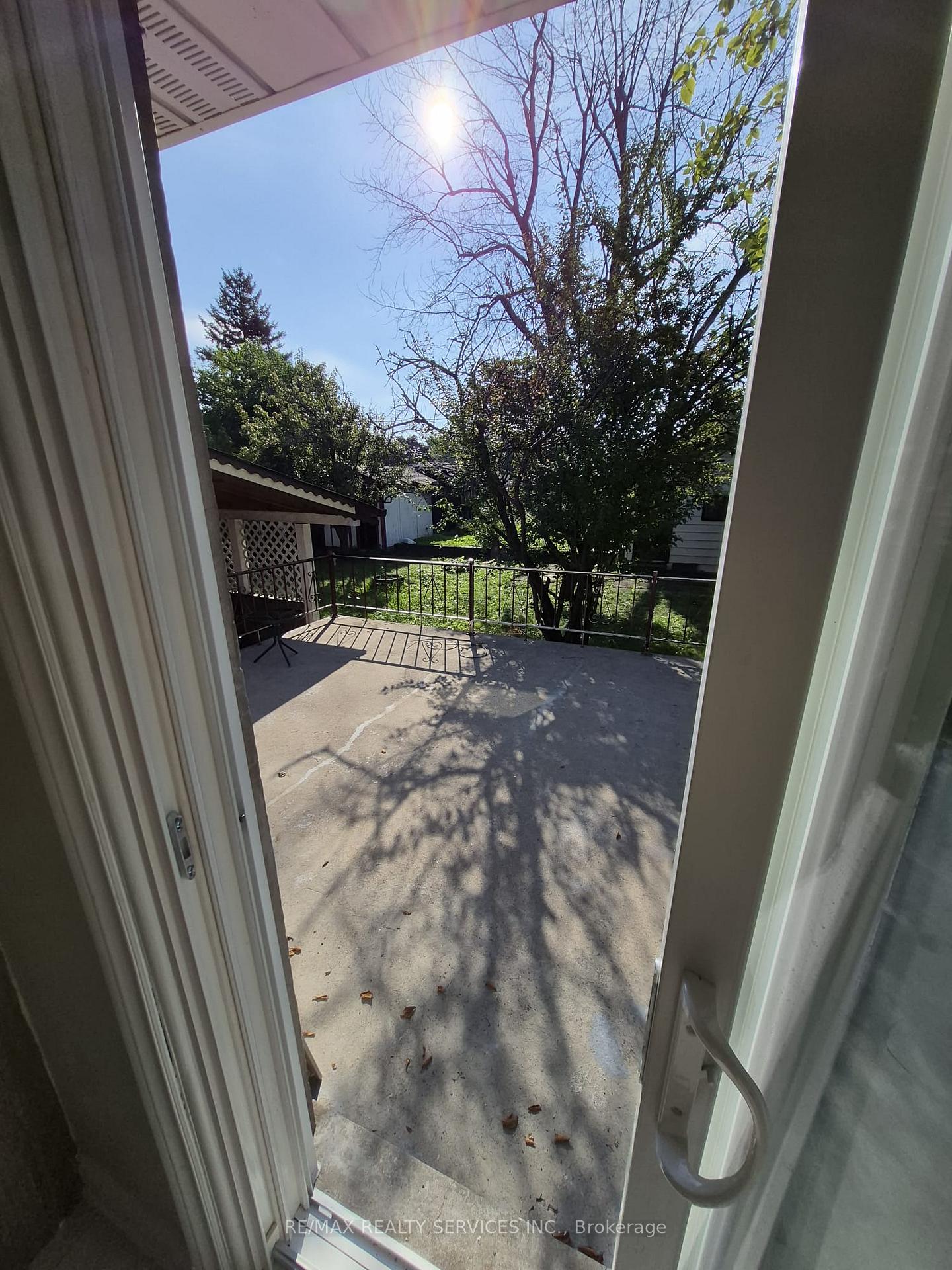 Photo 12 of 35 Jersey Avenue, Brampton, Brampton East — HOMEH