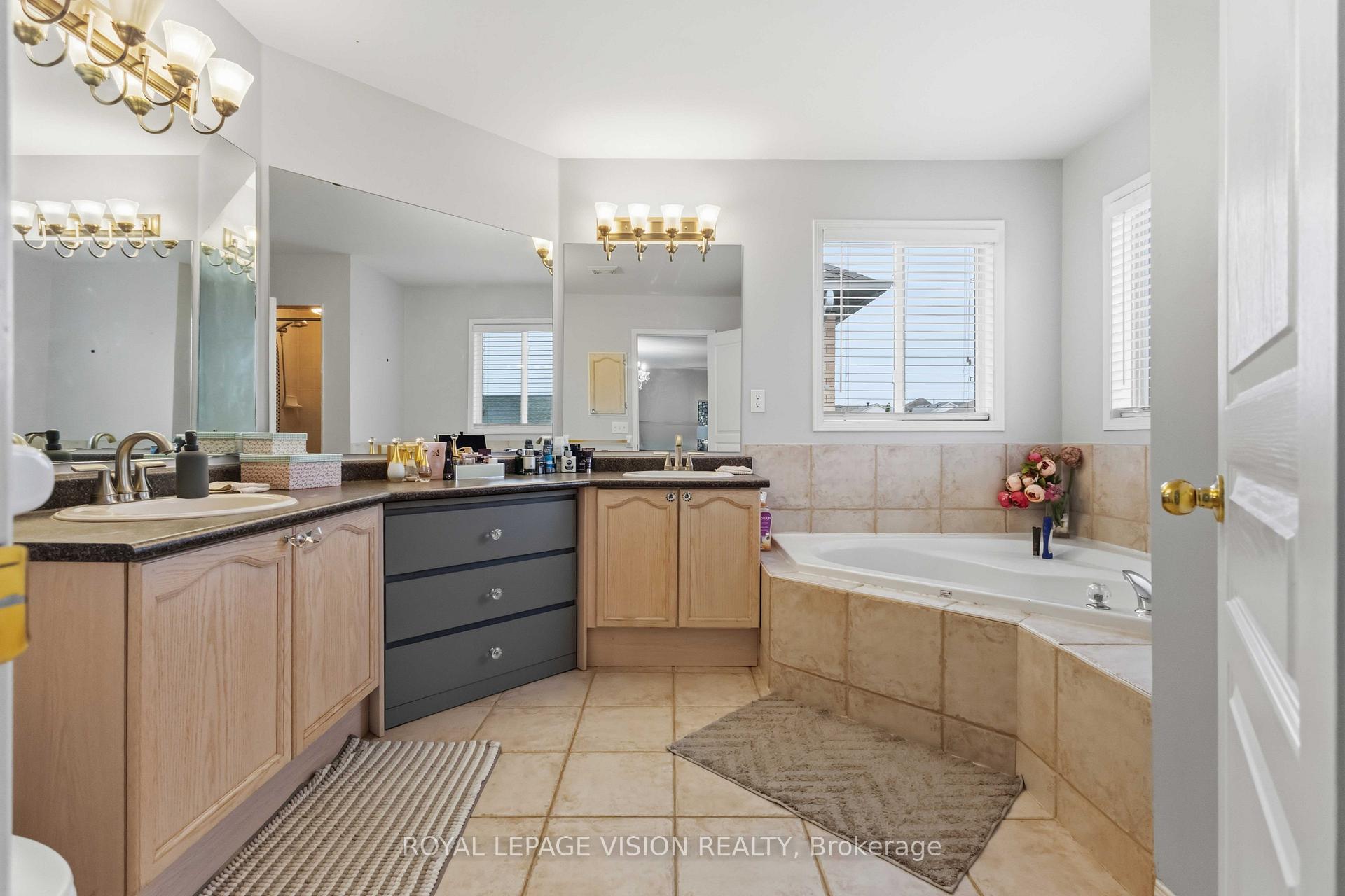 Photo 23 of 55 Medland Avenue E, Whitby, Williamsburg — HOMEH