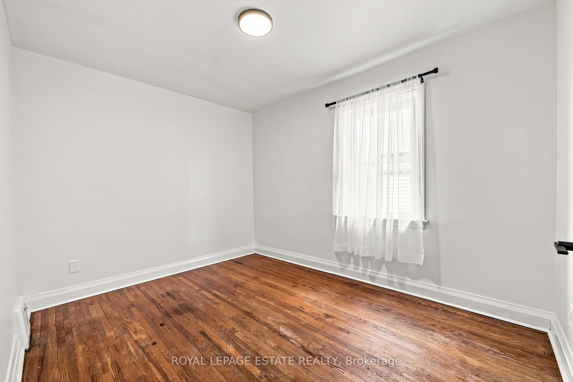 Photo 17 of Unit upper, 17 Arden Crescent, Scarborough, Clairlea-Birchmount — HOMEH
