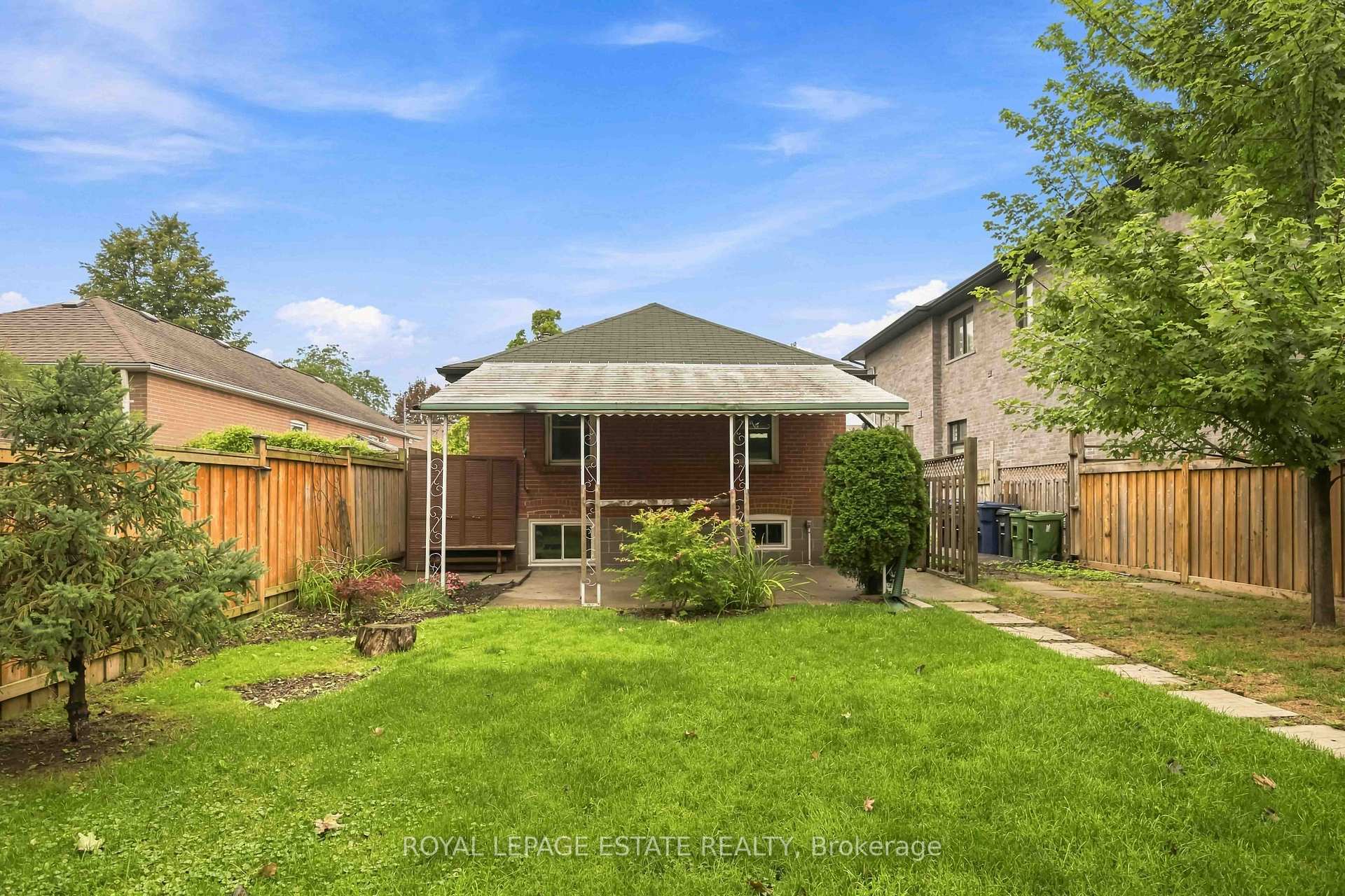 Photo 20 of Unit upper, 17 Arden Crescent, Scarborough, Clairlea-Birchmount — HOMEH