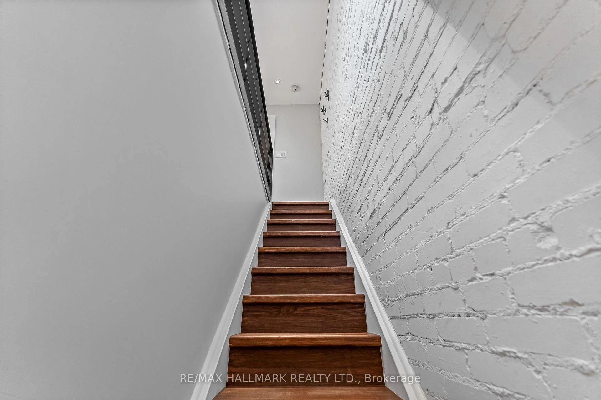 Photo 2 of Unit Upper, 229 Kingston Road, Toronto, The Beaches — HOMEH