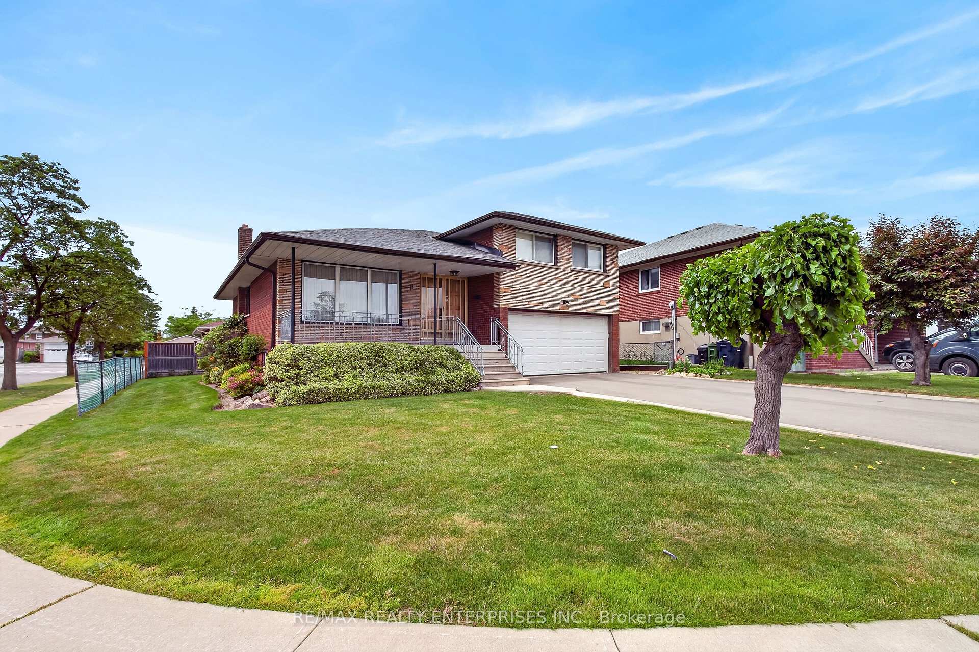 Photo 2 of 3 Slane Court, Etobicoke, West Humber-Clairville — HOMEH