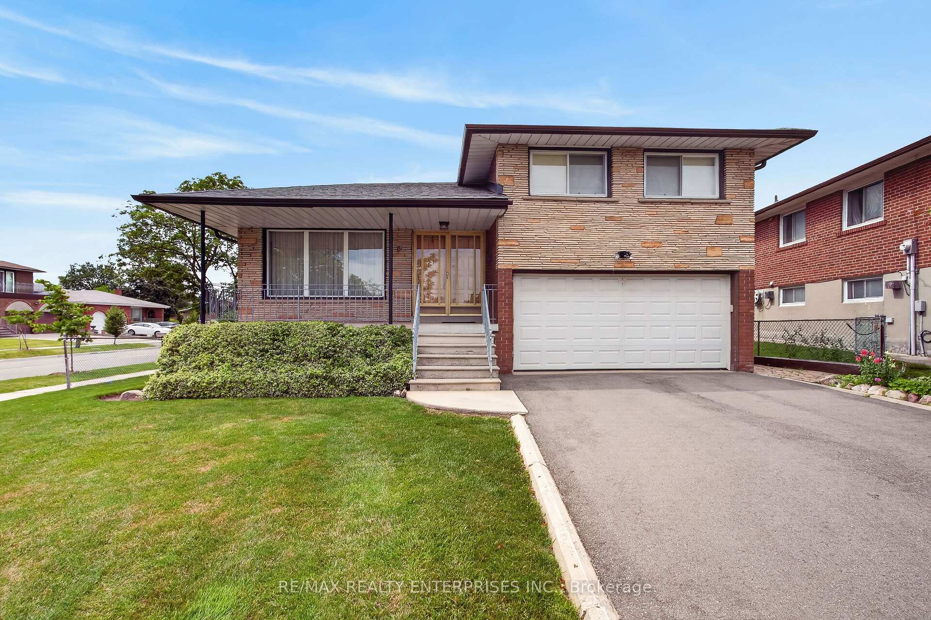 Photo 4 of 3 Slane Court, Etobicoke, West Humber-Clairville — HOMEH