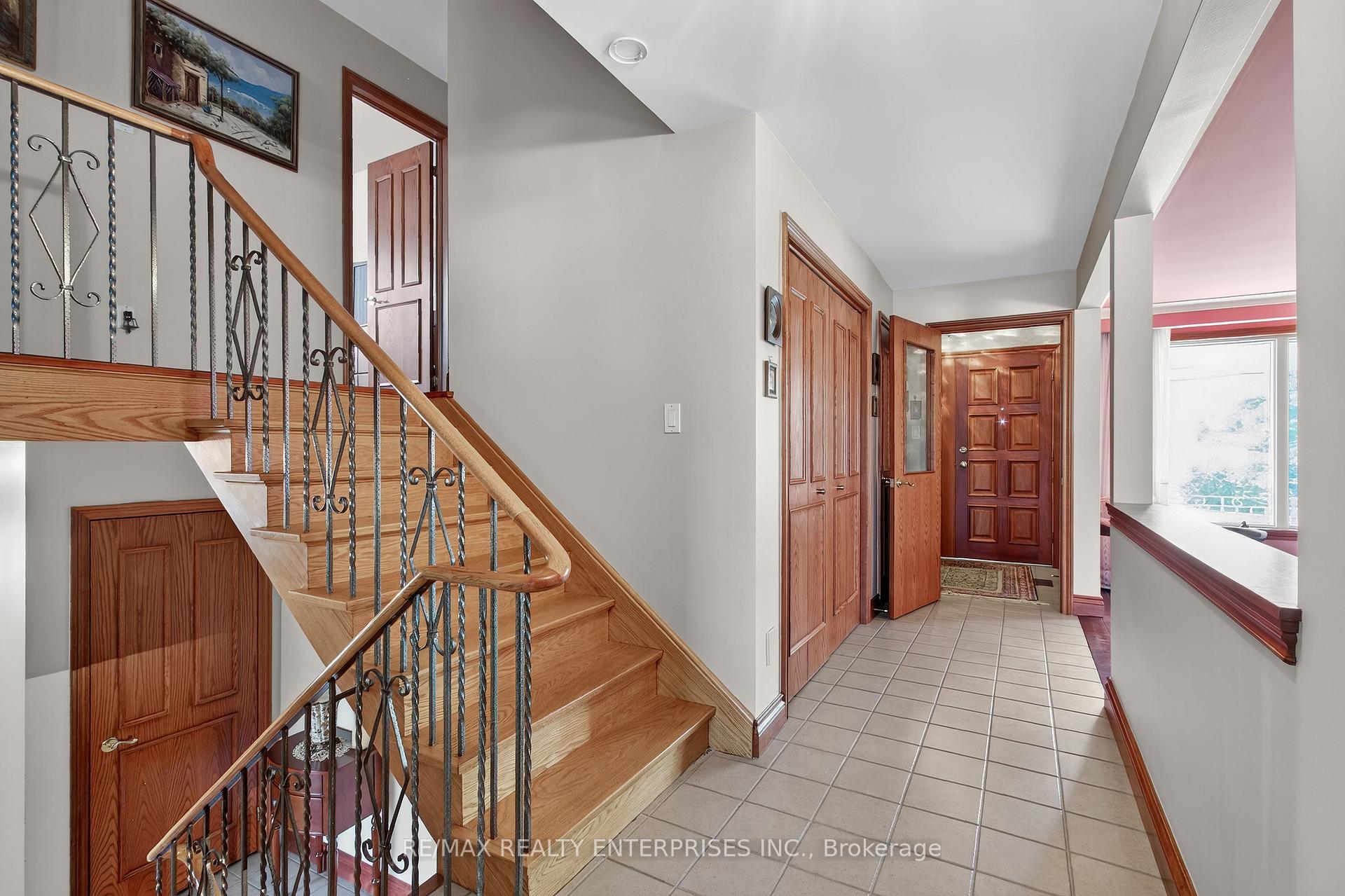 Photo 5 of 3 Slane Court, Etobicoke, West Humber-Clairville — HOMEH