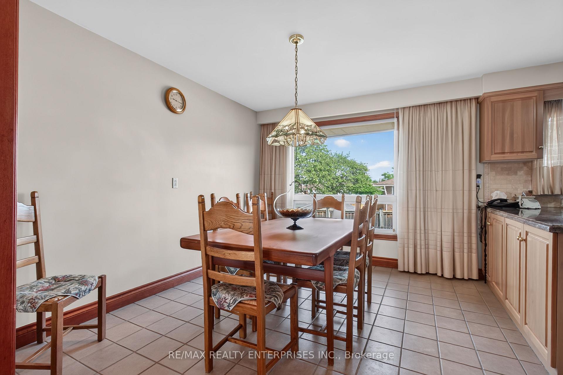 Photo 13 of 3 Slane Court, Etobicoke, West Humber-Clairville — HOMEH